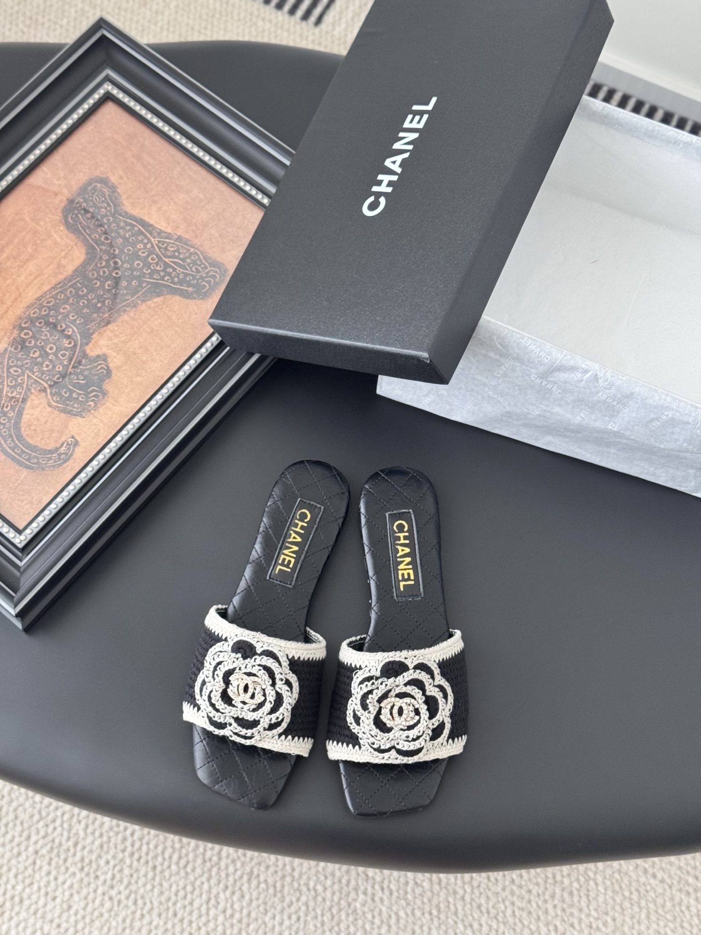 NO:403819,Chanel 25 new camellia slippers. Each exquisite flower has a small crystal flower core embellishment. I would like to call it the hydrangeas. The difference between this season's Mary Jane shoes is very unique and fairy. The half-hollowed lace-up design is small and playful and invincible. The white lace-up is very beautiful and girlish. The upper denim, inner sheepskin, leather soles. Size:35-39 40 Custom made non-return and exchange. Slippers, chanel, mary jane, slippers, sheepskin, Leather soles.19860909Chanel 25新款山茶花拖鞋 精致的花朵每一朵都有小水晶花芯儿点缀我愿叫它星星点点的绣球花很别致又很仙女 这一季的玛丽珍鞋子区别与以前半镂空的系带设计小俏皮又无敌舒适 白色系奶乎乎穿起来很乖的少女感 鞋面牛仔布 内里羊皮 真皮大底 Size:35-39 40定做不退换,拖鞋,chanel,mary jane,slippers,sheepskin,Leather soles,Women's Shoes