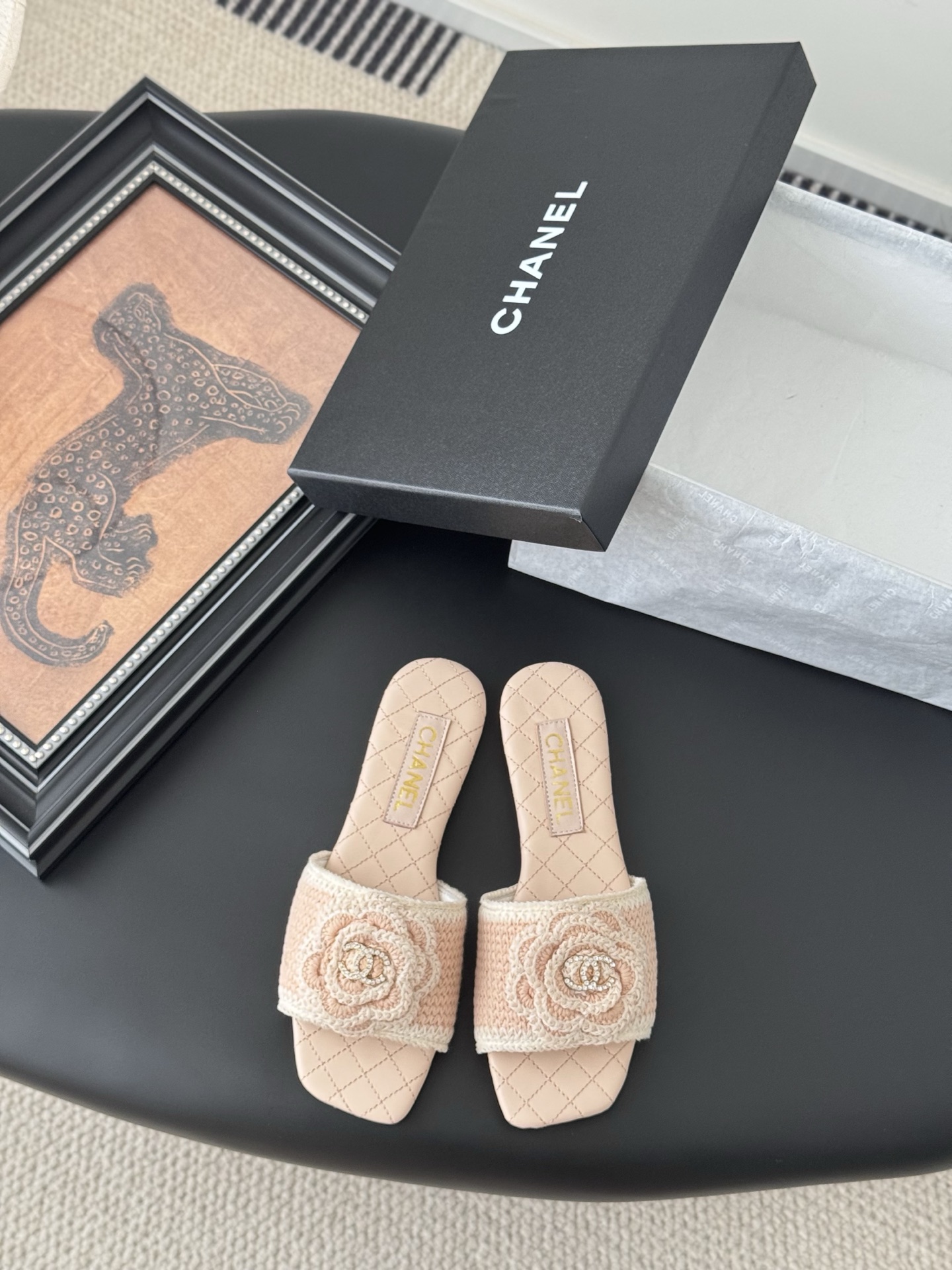 NO:407462,Chanel 25P new camellia slippers. Each exquisite flower has a small crystal flower core embellishment. I would like to call it the hydrangeas. The difference between this season's Mary Jane shoes is very unique and fairy. The half-hollowed lace-up design is small and playful and invincible. The white lace-up is very beautiful and girlish. The upper denim, inner sheepskin, leather soles. Size: 35-39 40 Custom made non-return and exchange, slippers, chanel, mary jane, slippers, sheepskin, Leather soles19860909Chanel 25P新款山茶花拖鞋 精致的花朵每一朵都有小水晶花芯儿点缀我愿叫它星星点点的绣球花很别致又很仙女 这一季的玛丽珍鞋子区别与以前半镂空的系带设计小俏皮又无敌舒适 白色系奶乎乎穿起来很乖的少女感 鞋面牛仔布 内里羊皮 真皮大底 Size:35-39 40定做不退换,拖鞋,chanel,mary jane,slippers,sheepskin,Leather soles,Women's Shoes