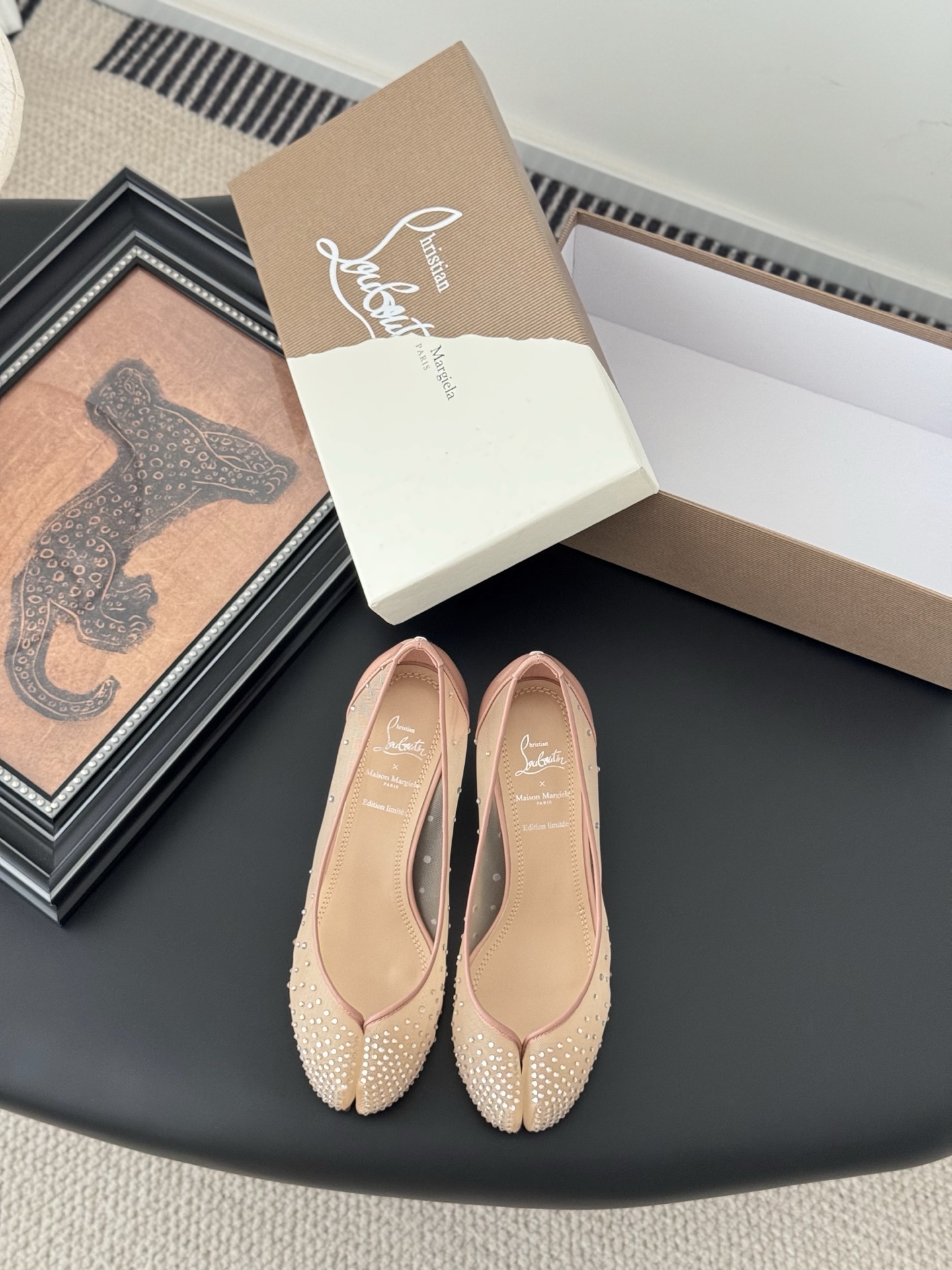 NO:407447,Co-branded Maison Margiela X CL flat shoes This shoe is made of mesh and is decorated with CL's iconic hand-crafted crystal-inlaid rhinestone embellishment, echoing the design elements of the Majella Haute Couture series. Silver, black and champagne are all classic and timeless colors. The sole combines CL's unique rouge red tone. The shoe shape has a slender and narrow appearance. Its sculptural lines highlight the rich and charming outline color. 6.5cm Size:35-39. Other sizes are customized, split-toe shoes, high heels.19860909联名 Maison Margiela X CL平底鞋 这款鞋采用网布材质 饰以CL标志性的手工镶嵌水晶精致的水钻点缀 呼应马吉拉高定系列的设计元素 银色、黑色、香槟色三色都是经典永不过时的配色 鞋底融合CL独特的胭脂红色调 鞋型呈纤长修窄外观 其雕塑感的线条凸显丰盈而魅惑的轮廓色 6.5cm Size:35-39 其它码数定做,分趾鞋高跟鞋,masion margiela,flats,high heels,Women's Shoes