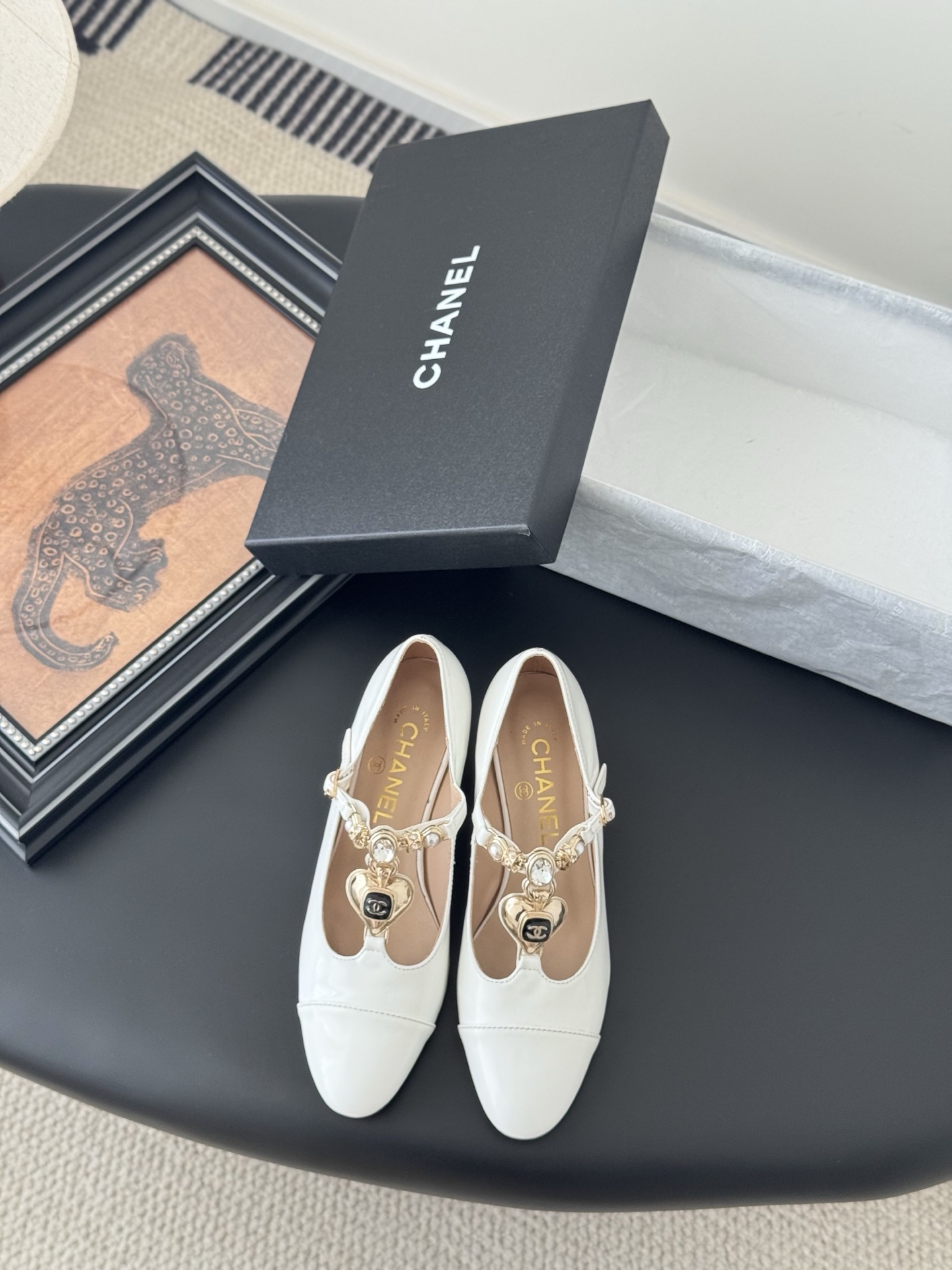 NO:407444,Chanel Xiaoxiang 25K spring and summer new love shoes. Spring and summer beautiful shoes must be included in the list!  This type of shoe is a typical classic style. It looks simple but I find it unexpectedly beautiful when I put it on my feet. The love metal chain embellishes make the whole sandals expensive. The ankle straps are also tricky. The ankle straps look thin. The overall look is lengthening and the legs are super long. Wear it on the beach in summer. Wear it on a beautiful vacation by the beach~ The fabrics are all imported lambskin. The inner layer is mixed-bred lambskin. Italian imported cowhide leather skin sole. Size35-39 (customized on 40/41, no return or replacement), single shoes, chanel, sandals, cowhide, sheepskin.19860909Chanel 小香25K春夏新品爱心单鞋 春夏美鞋必入清单里不能少了它！ 这类鞋型就是典型的经典款 看上去简简单单 上脚却发现意外的好看 爱心金属链条点缀显得整个人凉鞋贵贵的哟 脚踝带子也是有小心机的 显得脚踝细细的 整体看上去起到拉长比例效果 超显腿长 夏天穿上它去海边美美的度假吧～ 面料都是选用进口小羊皮 内里是混种羊皮 意大利进口牛皮皮大底 Size35-39（40/41定制不退不换）,单鞋,chanel,sandals,cowhide,sheepskin,Women's Shoes