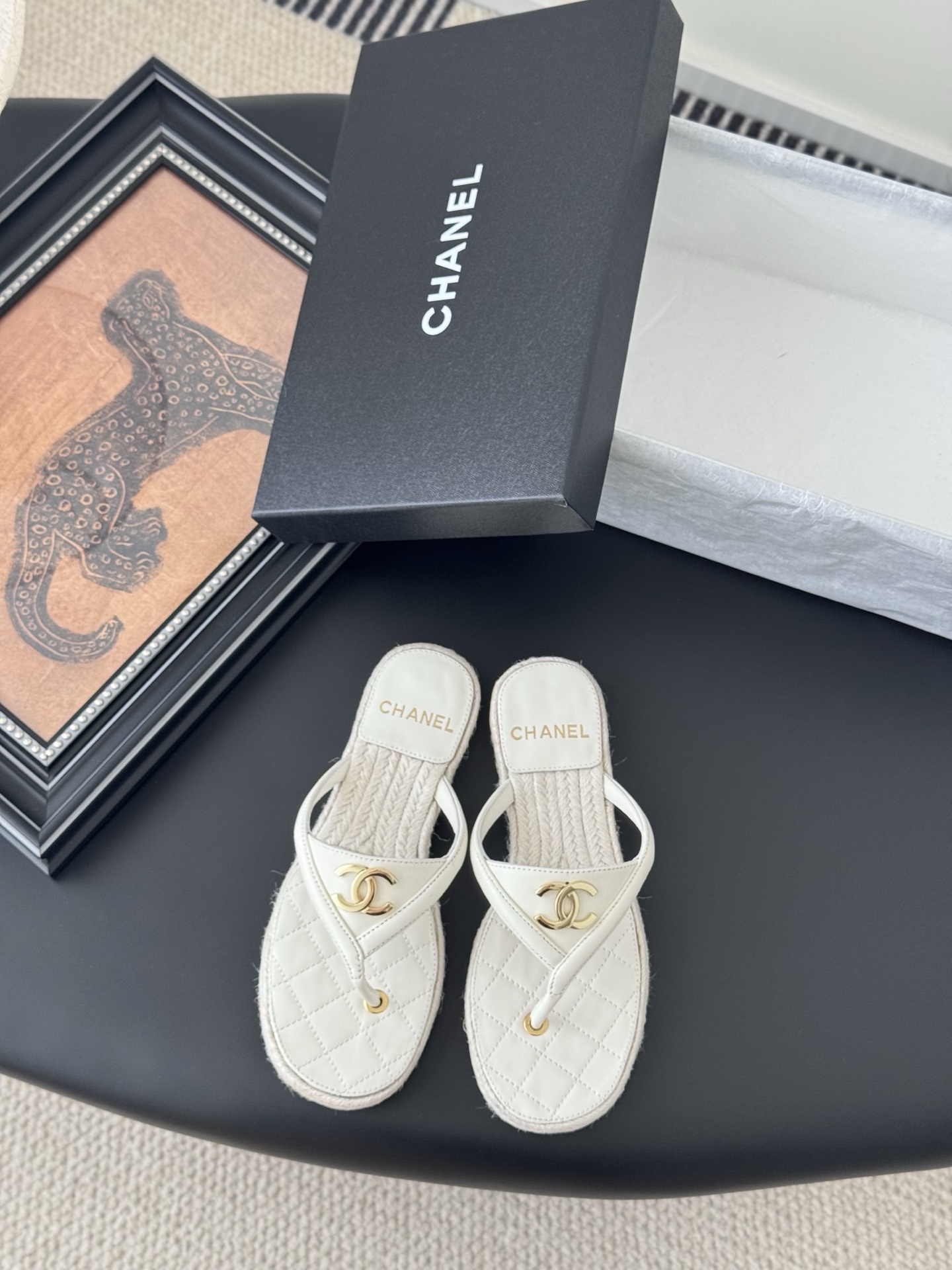NO:407441,Chanel 25P new diamond slippers, new spring and summer style, high version and high quality. Upper footbed sheepskin, original outsole. Size: 35-39 Customized for other sizes, split-toe shoes, chanel, slippers, sheepskin19860909Chanel 25P新款菱格拖鞋 春夏新款,高版本高品质. 鞋面垫脚羊皮,原版大底. Size:35-39 其他码数定做,分趾鞋,chanel,slippers,sheepskin,Women's Shoes