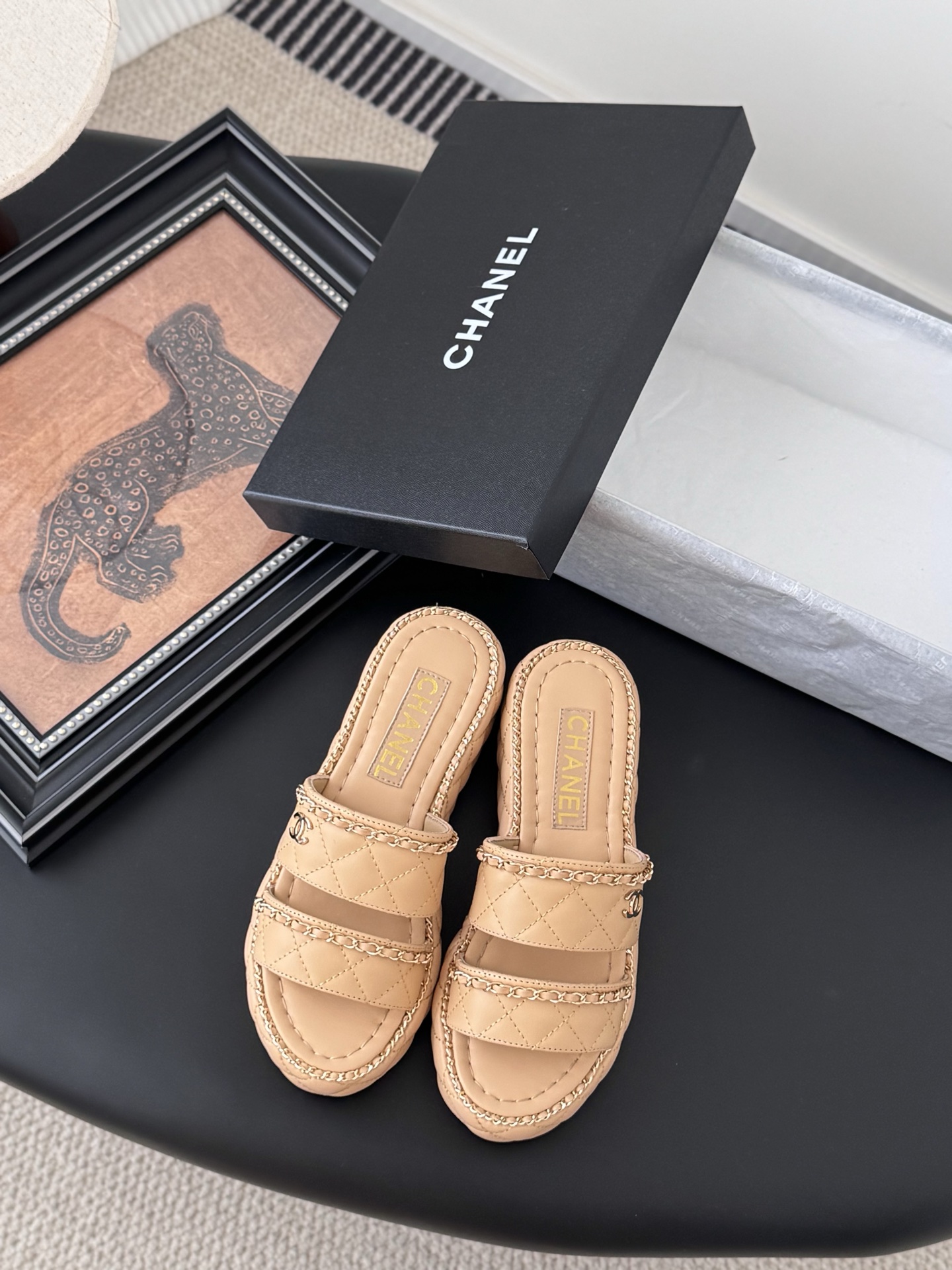 NO:407438,Chanel 25C spring and summer new full series chain slippers, full series first release, I have it in the counter!  High-quality upper cowhide/original fabric inner sheepskin leather outsole Size:35-39 Other sizes are set, slippers sandals, chanel, sandals, slippers, cowhide, sheepskin, Leather soles19860909Chanel 25C春夏新款全系列链条拖鞋 全系列首发 专柜有的我都有！ 高版本高品质 鞋面牛皮/原版面料 内里羊皮 真皮大底 Size:35-39 其他码数定,拖鞋凉鞋,chanel,sandals,slippers,cowhide,sheepskin,Leather soles,Women's Shoes