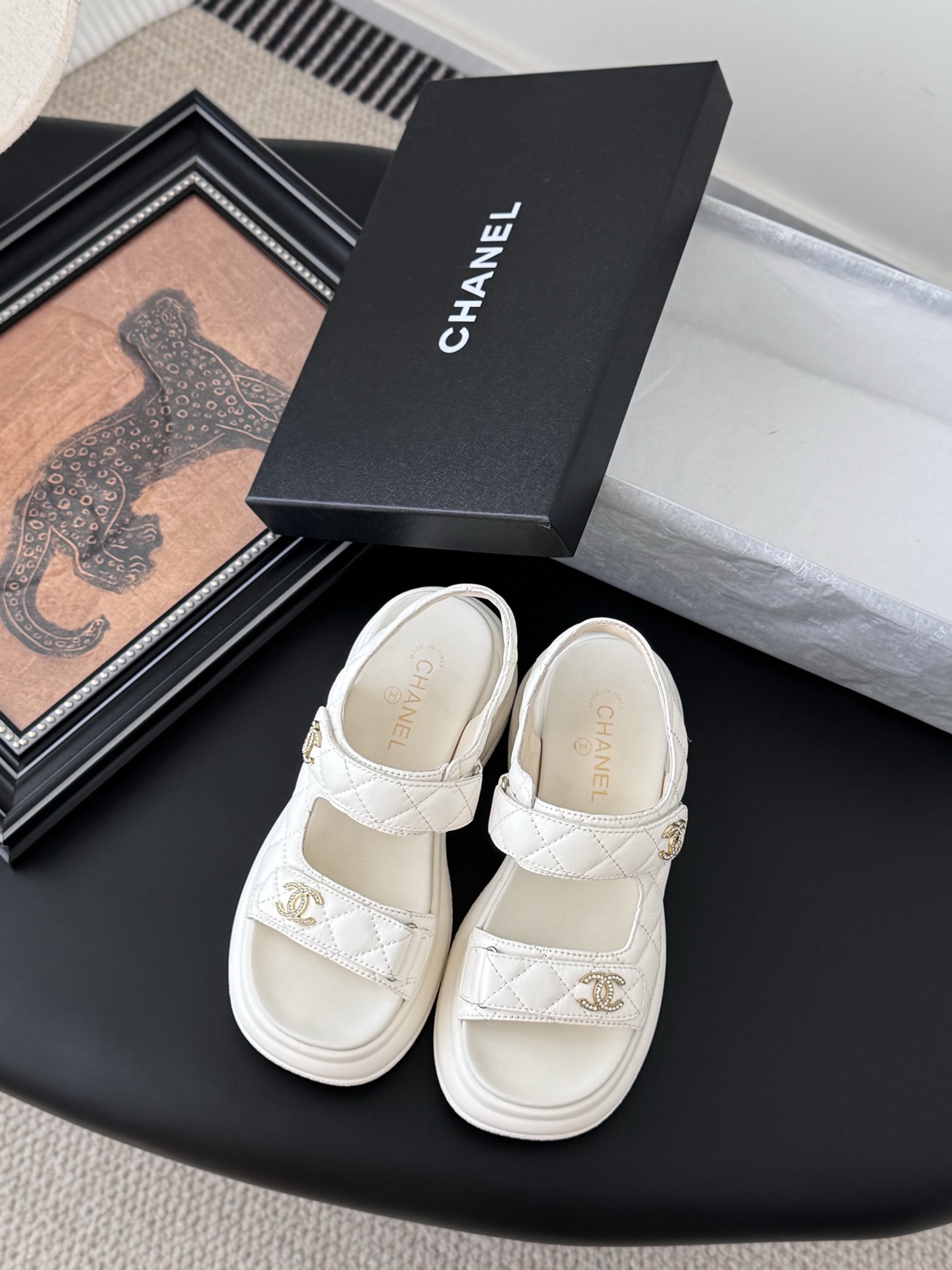 NO:407464,Chanel 25 new Velcro sandal layout!  Top version of the product!  All colors are available in my home!  Imported upper fabric, sheepskin inside the footrest, original hardware buckle. All equipped with top-grade packaging for special counters!  Size:35-39 Other sizes custom made, sandals, chanel, sandals, sheepskin19860909Chanel 25新魔术贴凉鞋版面！ 顶级对版货！ 所有的颜色我家都有！ 鞋面进口面料,垫脚内里羊皮,原版五金扣. 均配专柜顶级包装！ Size:35-39 其它码数定做,凉鞋,chanel,sandals,sheepskin,Women's Shoes