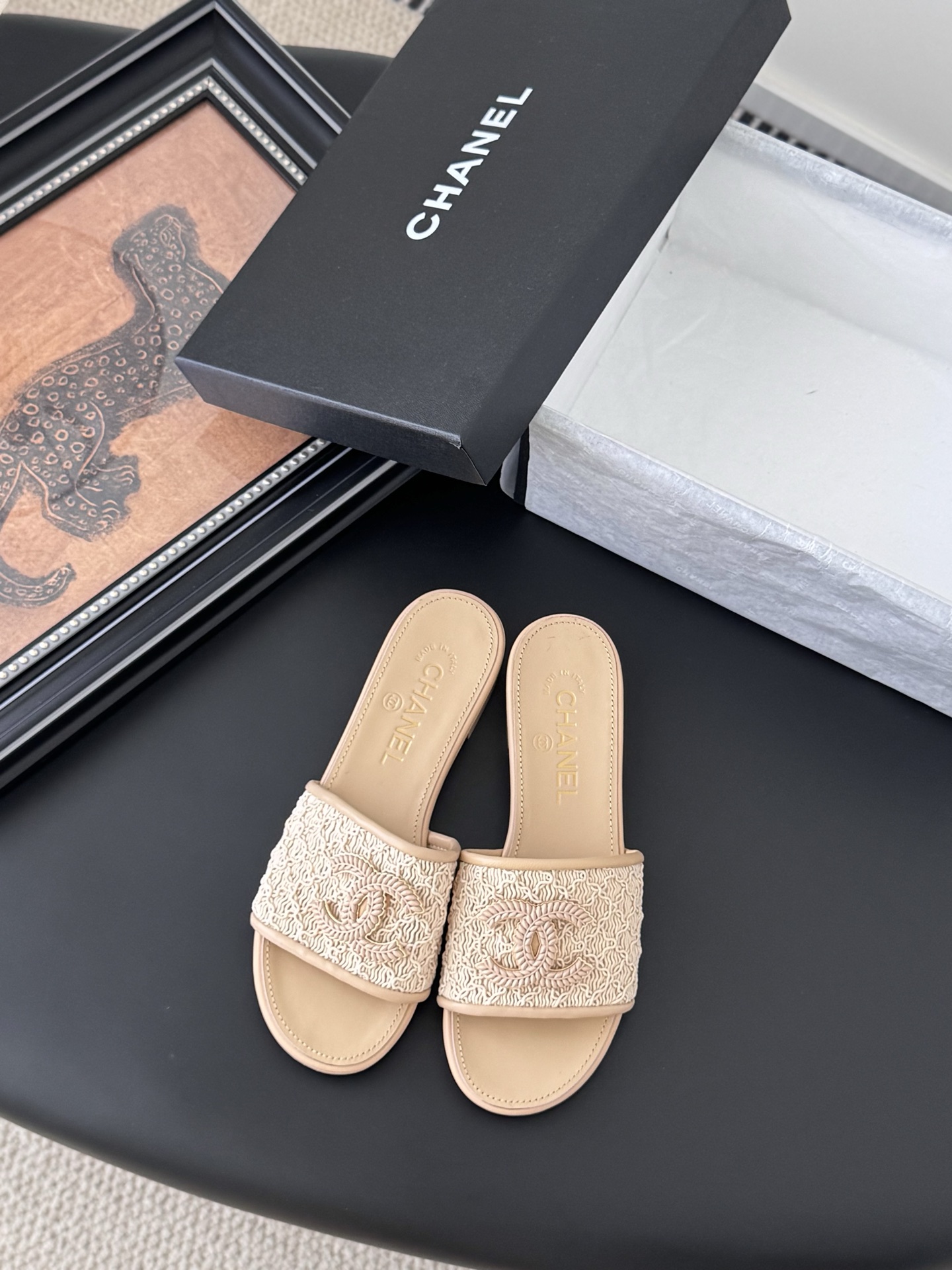 NO:408510,Chanel 25C spring and summer new full series chain slippers, full series first release, I have it in the counter!  High-quality upper cowhide/original fabric inner sheepskin original outsole Size:35-39 Other sizes, slippers, chanel, slippers, cowhide, sheepskin19860909Chanel 25C春夏新款全系列链条拖鞋 全系列首发 专柜有的我都有！ 高版本高品质 鞋面牛皮/原版面料 内里羊皮 原版大底 Size:35-39 其他码数定,拖鞋,chanel,slippers,cowhide,sheepskin,Women's Shoes