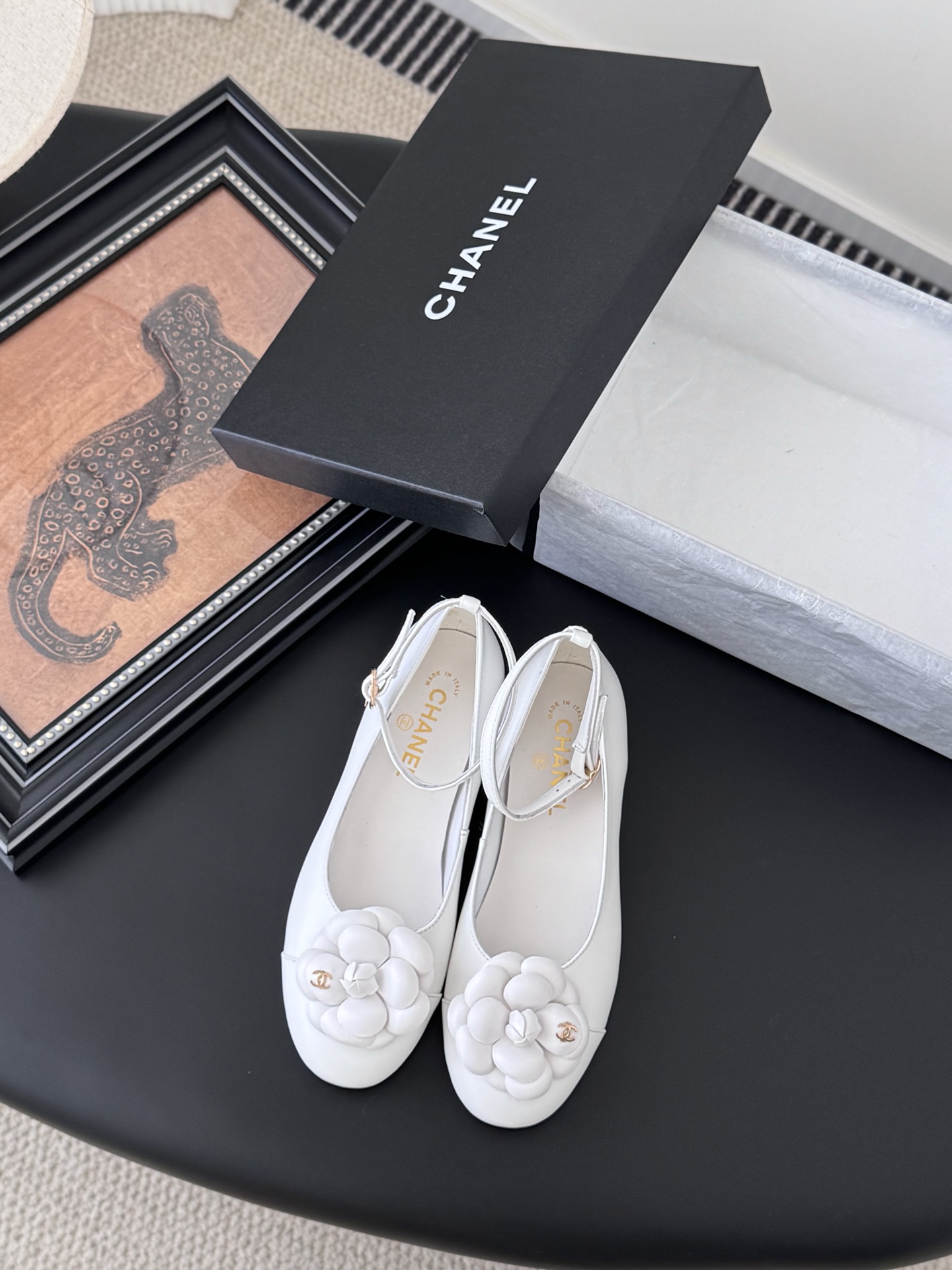 NO:408507,Chanel 25K spring and summer new camellia single shoe series. This season's camellia series is really beautiful. Grandma's usual elegant and famous temperament is full of high-end feeling!  It’s very nice to wear barefoot or paired with skirts or trousers, it’s very versatile!  Invincible beauty!  Special fairy, the upper is imported small lambskin, the inner footbed mixed breed sheepskin, Italian A-grade leather outsole, heel height 1.5cm Size35-39 (customized by 40/41), single shoes, chanel, skirts, sheepskin, Leather soles19860909Chanel 25K春夏新品山茶花单鞋系列 这一季山茶花系列真的超美 香奶奶家一贯的优雅名媛气质 高级感十足！上脚非常nice～ 不管光脚穿或搭配裙装、裤装、 都非常百搭！无敌美！特别仙 鞋面采用进口小羊皮 内里垫脚混种羊皮 意大利A级真皮大底 跟高1.5cm Size35-39（40/41定制）,单鞋,chanel,skirts,sheepskin,Leather soles,Women's Shoes