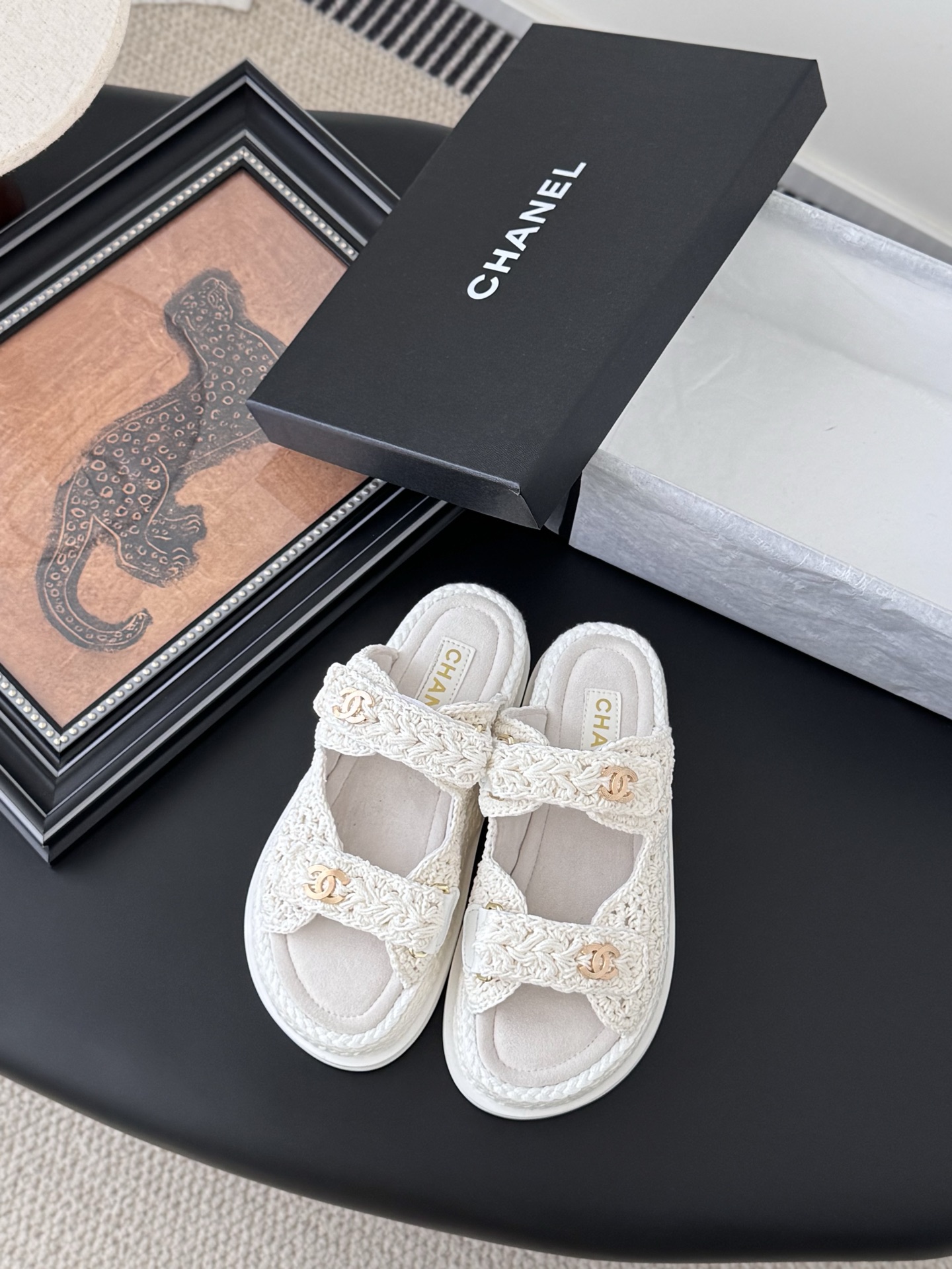 NO:408504,Chanel 25 new Velcro sandal layout!  Top version of the product!  All colors are available in my home!  Imported upper fabric, sheepskin inside the footrest, original hardware buckle. All equipped with top-grade packaging for special counters!  Size:35-39 Other sizes customization, slippers, chanel, sandals, slippers, sheepskin19860909Chanel 25新魔术贴凉鞋版面！ 顶级对版货！ 所有的颜色我家都有！ 鞋面进口面料,垫脚内里羊皮,原版五金扣. 均配专柜顶级包装！ Size:35-39 其它码数定做,拖鞋,chanel,sandals,slippers,sheepskin,Women's Shoes