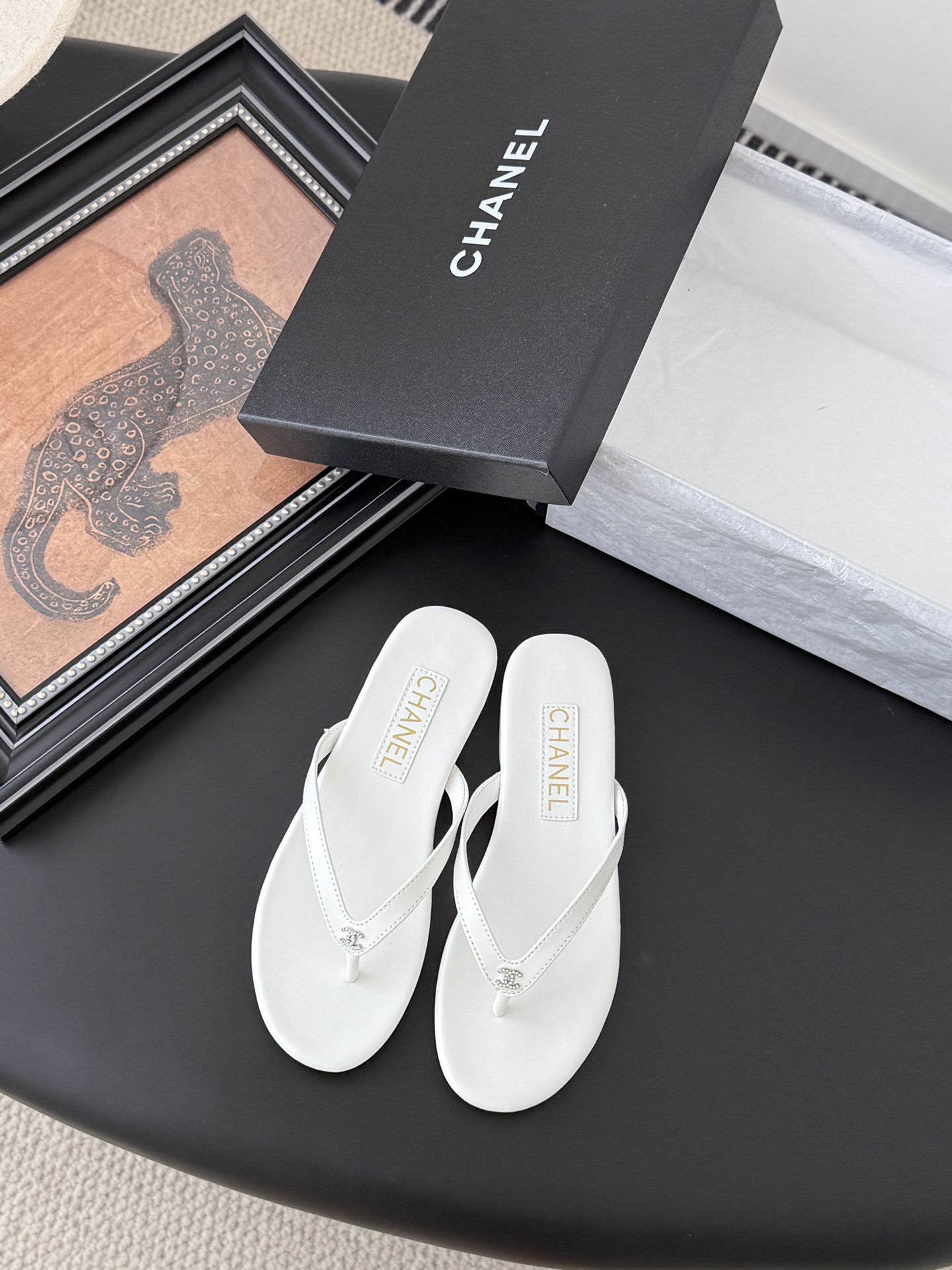 NO:408501,Chanel 25P new foot-clip flip flops!  This series is really amazing. How could it be so beautiful!  Summer is really invincible with salt and sweet~ The upper is imported calfskin, the inner is lambskin, genuine leather outsole, size 35-39 (customized by 40/41), split-toed shoes, chanel, slippers, cowhide, sheepskin, Leather soles19860909Chanel 25P新品夹脚人字拖鞋！ 这一系列这真的是绝了 怎么会这么美！ 夏天真的是无敌搭配可盐可甜～ 鞋面采用进口小牛皮 内里是小羊皮 真皮大底 码数35-39（40/41定制）,分趾鞋,chanel,slippers,cowhide,sheepskin,Leather soles,Women's Shoes