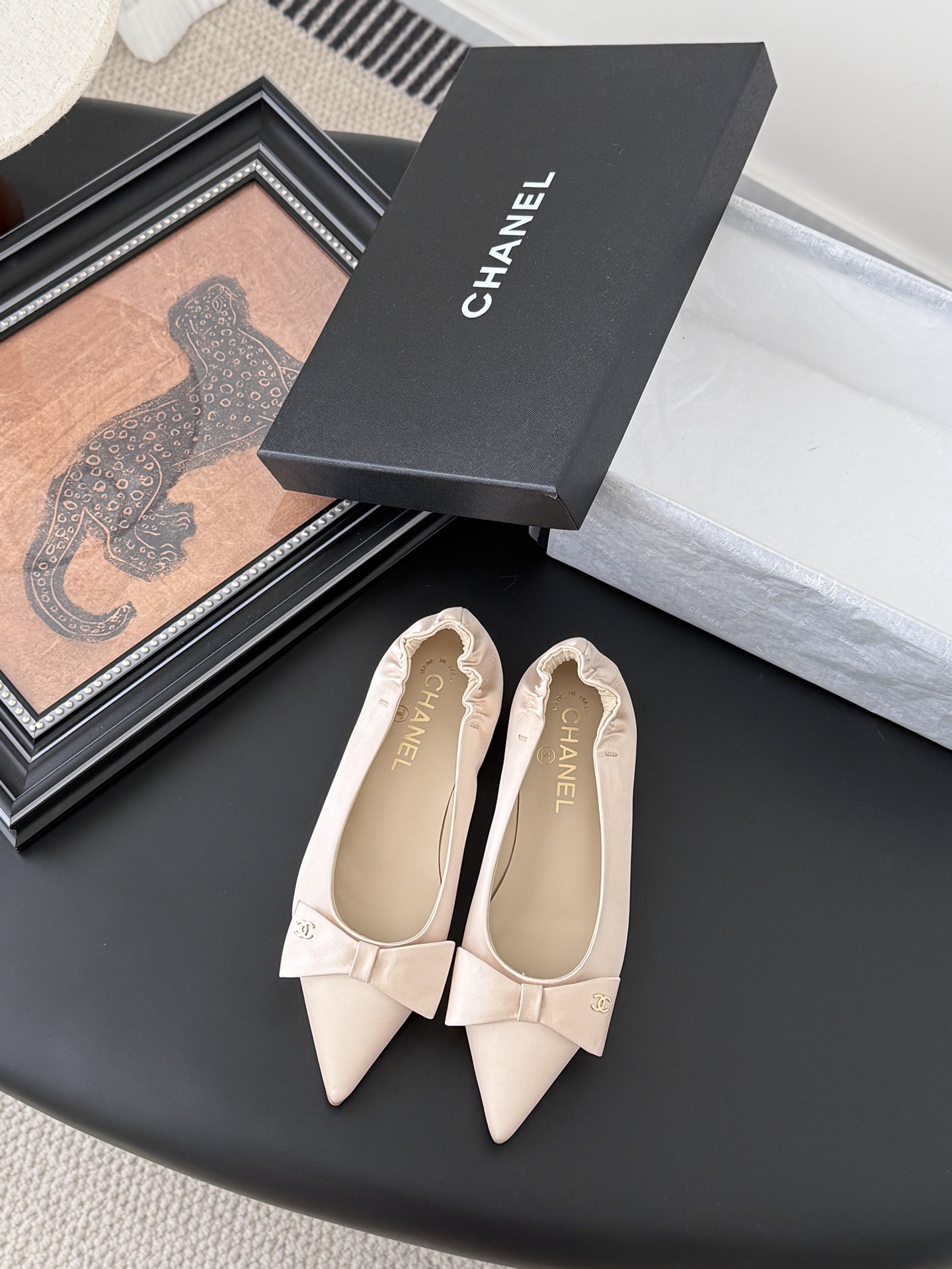 NO:408839,Chanel 25C new pointed-toe single shoes, beautiful Mary Jane series is hard not to love, silk upper, inner sheepskin, genuine leather outsole, original mold opening hardware Size: 35-39 Other sizes customized, single shoes, chanel, mary jane, sheepskin, real silk, Leather soles19860909Chanel 25C新款尖头单鞋 绝美玛丽珍系列很难不爱 鞋面真丝 内里羊皮 真皮大底 原版开模五金 Size:35-39 其他码数定做,单鞋,chanel,mary jane,sheepskin,real silk,Leather soles,Women's Shoes