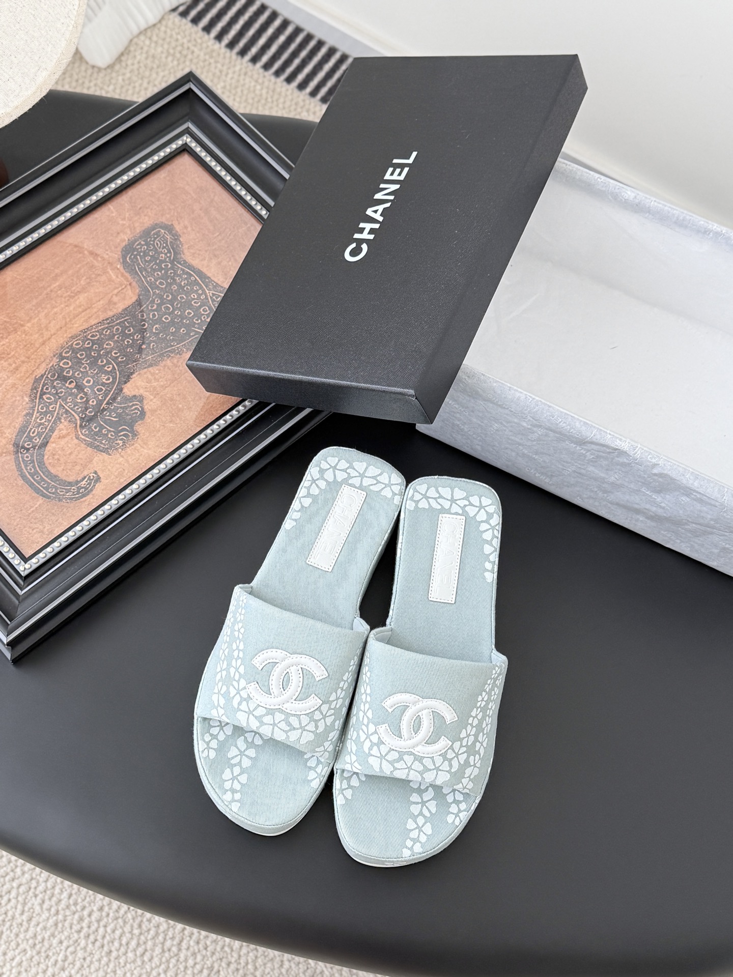 NO:408837,Chanel 25P new double C slippers Spring and summer new style, high-quality version and high quality. Upper, footbed sheepskin, rubber outsole. Size:35-39 Customized for other sizes, slippers, chanel, slippers, sheepskin19860909Chanel 25P新款双C拖鞋 春夏新款,高版本高品质. 鞋面布,垫脚羊皮,橡胶大底. Size:35-39 其他码数定做,拖鞋,chanel,slippers,sheepskin,Women's Shoes