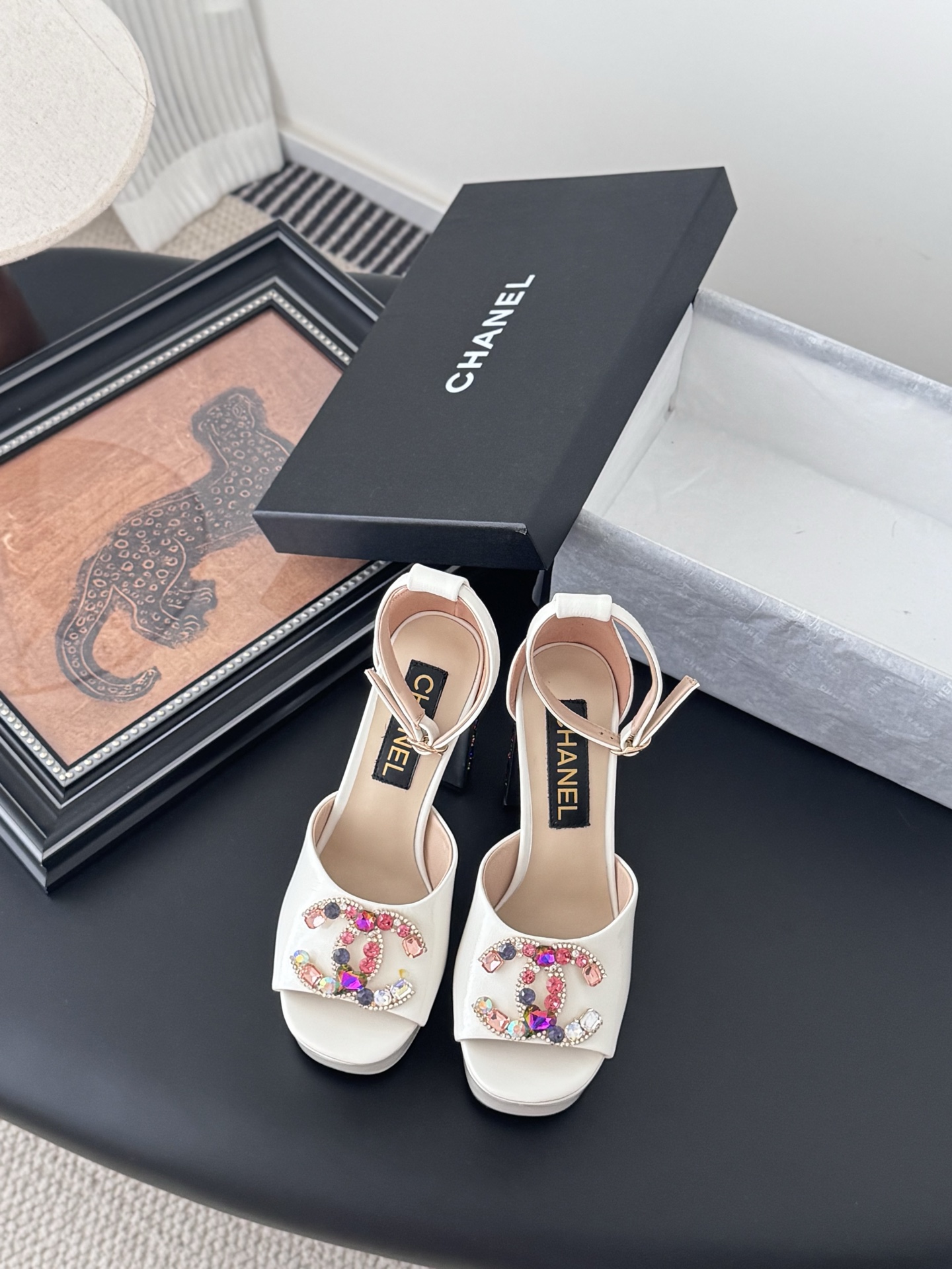 NO:408835,Chanel25K early spring series waterproof platform ironing sandals, new model is available for sale, original ironing process, inner foot pad sheepskin, genuine leather soles, Size: 35-39 Other sizes customized, high heels, chanel, sandals, high heels, sheepskin, Leather soles19860909Chanel25K早春系列防水台烫钻凉鞋 新款抢先发售 原版烫钻工艺 内里垫脚羊皮 真皮大底 Size:35-39 其它码数定做,高跟鞋凉鞋,chanel,sandals,high heels,sheepskin,Leather soles,Women's Shoes