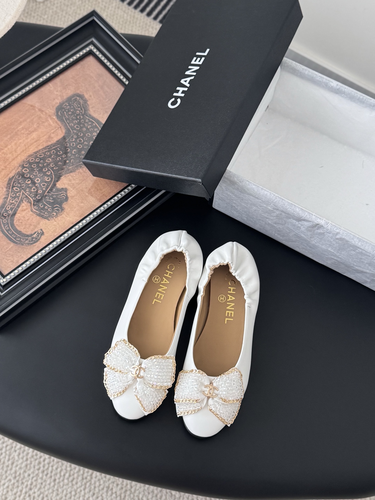 NO:408833,Chanel 25S new color ballet shoes original 1:1 replica classics. It is perfect for pairing with pants and skirts. The small round head design is very good to modify the foot shape, a must-have for little fairies!  Heels flat size 35-39 Other sizes customization, ballet shoes, chanel, skirts19860909Chanel 25S新色芭蕾舞鞋 原版1:1复刻 经典中的经典 无论搭配裤装还是裙装都是完美 小圆头的设计很好的修饰脚型 ,小仙女们必备！ 跟高平底 码数 35-39 其它码数定做,芭蕾舞鞋,chanel,skirts,Women's Shoes