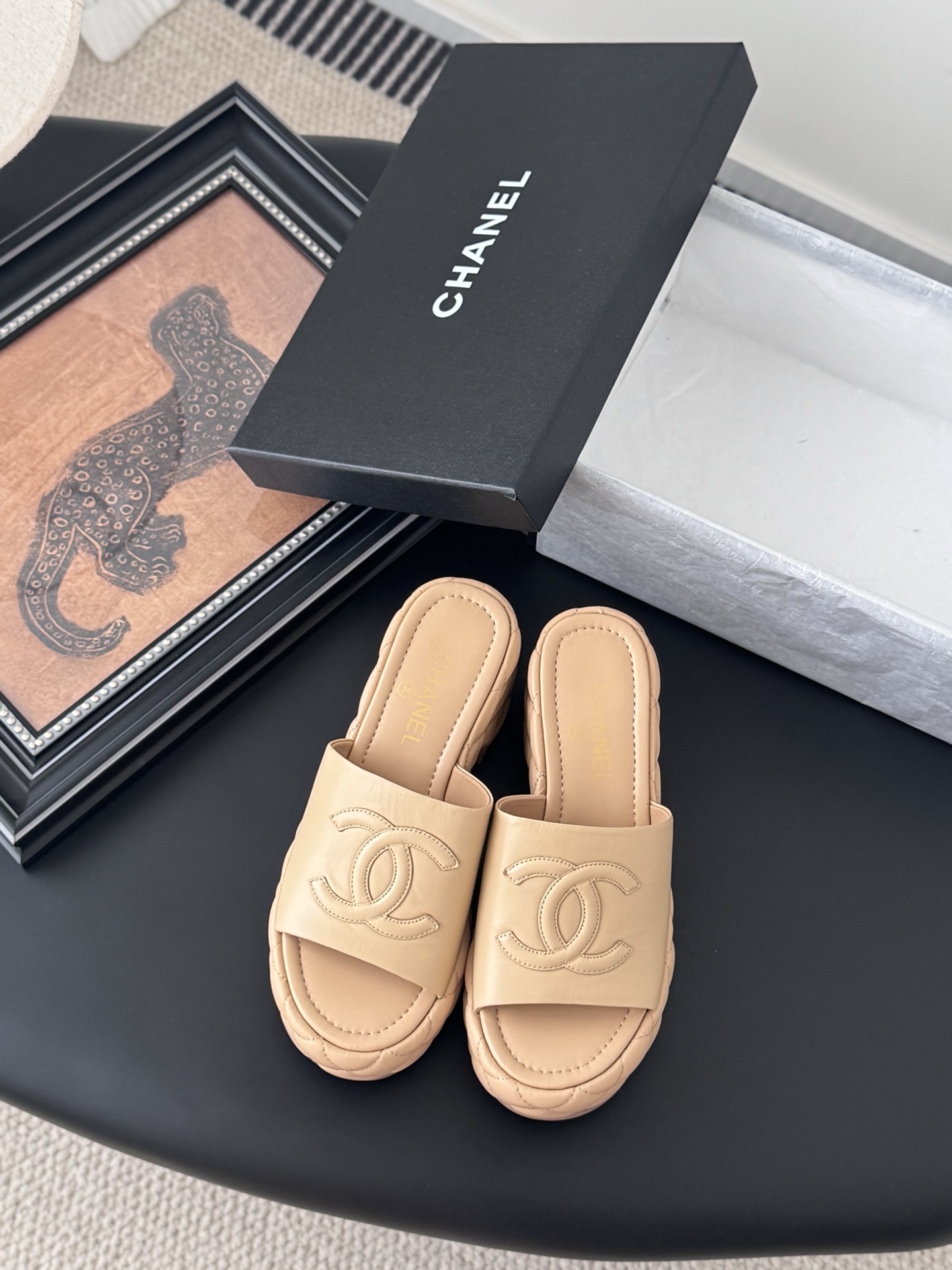NO:408831,Chanel Xiaoxiang 25c new slippers, diamond-shaped thick-soled sponge cake slippers, a series of slippers that must be bought in summer. It is literary and fashionable. The dressing rate is too high. The thick sole is really yyds in terms of lengthening legs. It is versatile and comfortable. It becomes a big and long legs in seconds when it comes to the feet!  The upper is imported lambskin, the inner foot pad is silk sheepskin, the heel height is 5.5cm, size 35-39 (customized by 40/41), slippers, chanel, slippers, sheepskin19860909Chanel 小香25c新品拖鞋 菱格厚底松糕拖鞋 夏天一定要入的拖鞋系列 可文艺可时髦 穿搭率实在太高了 厚底在拉长腿方面真的yyds 百搭舒适 上脚秒变大长腿！ 鞋面采用进口小羊皮 内里垫脚是丝绸羊皮 跟高5.5cm 码数35-39（40/41定制）,拖鞋,chanel,slippers,sheepskin,Women's Shoes