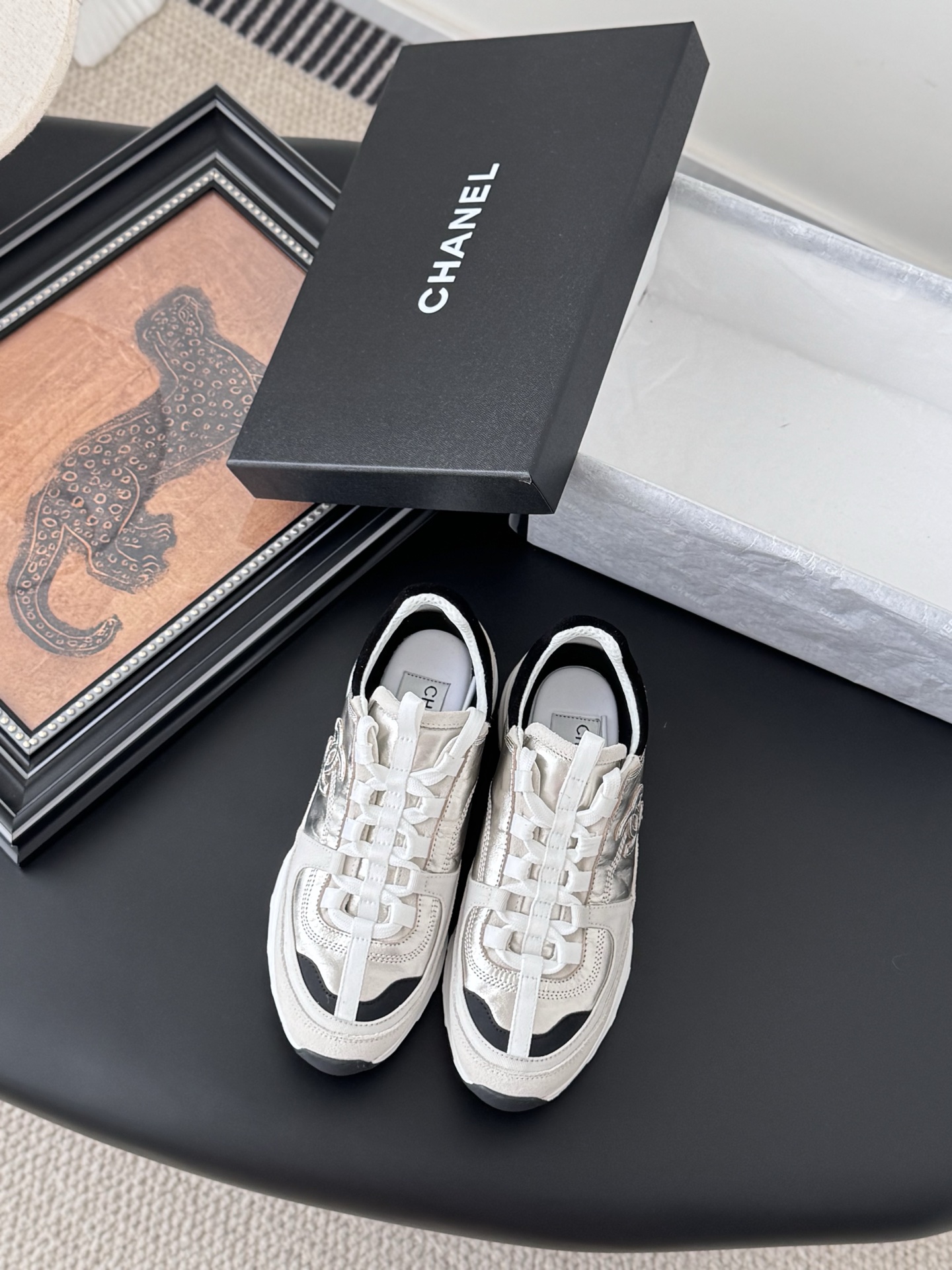 NO:408846,Chanel 25C new sports and casual shoes, versatile white shoes, style matching will not go wrong, contrasting colors are full of vitality, side imprint logo, foot very delicate, original custom upper material, original outsole Size: 35-40, casual shoes/sports shoes, chanel, sneakers19860909Chanel 25C新款运动休闲鞋 百搭小白鞋 款式搭配不会出错 撞色搭配活力满满啊 侧面压印logo 上脚很秀气 鞋面原版定制材料 原版大底 Size:35-40,休闲鞋/运动鞋,chanel,sneakers,Women's Shoes