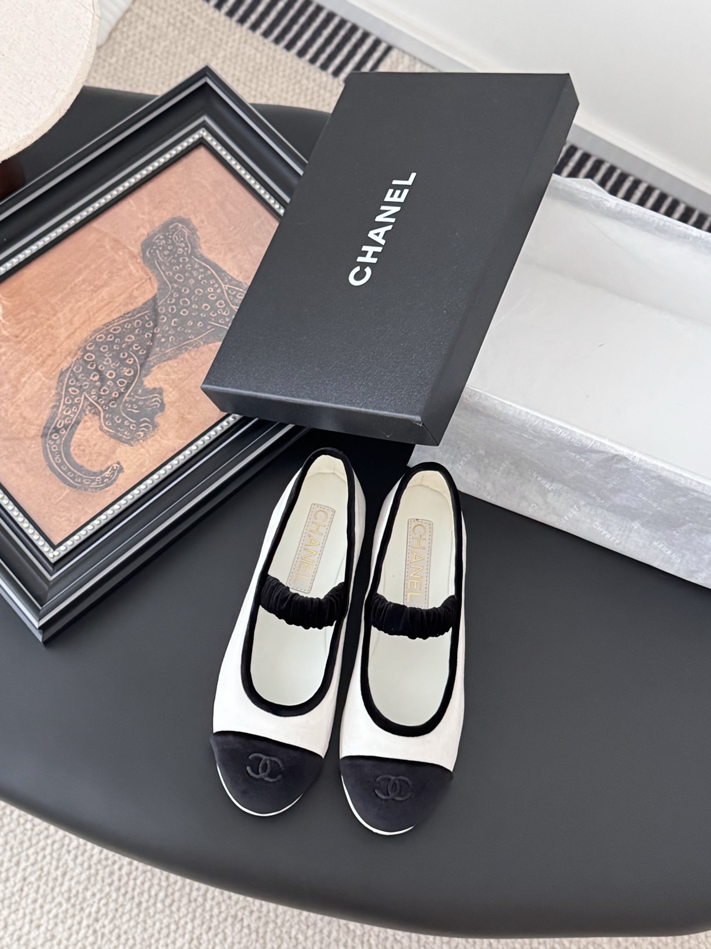 NO:408844,Chanel 25s catwalk Mary Jane single shoes are simple yet sweet and playful!  Three-dimensional electric embroidery logo, solid color fabric is refreshing and easy to match, and it is more heeled with buttons. Inner sheepskin leather outsole Size: 35-40, single shoes, chanel, mary jane, sheepskin, Leather soles19860909Chanel 25s走秀款玛丽珍单鞋 简约又不失甜美俏皮！ 立体电绣logo,纯色面料清爽易搭,搭配扣子更加跟脚.内里羊皮 真皮大底 Size:35-40,单鞋,chanel,mary jane,sheepskin,Leather soles,Women's Shoes