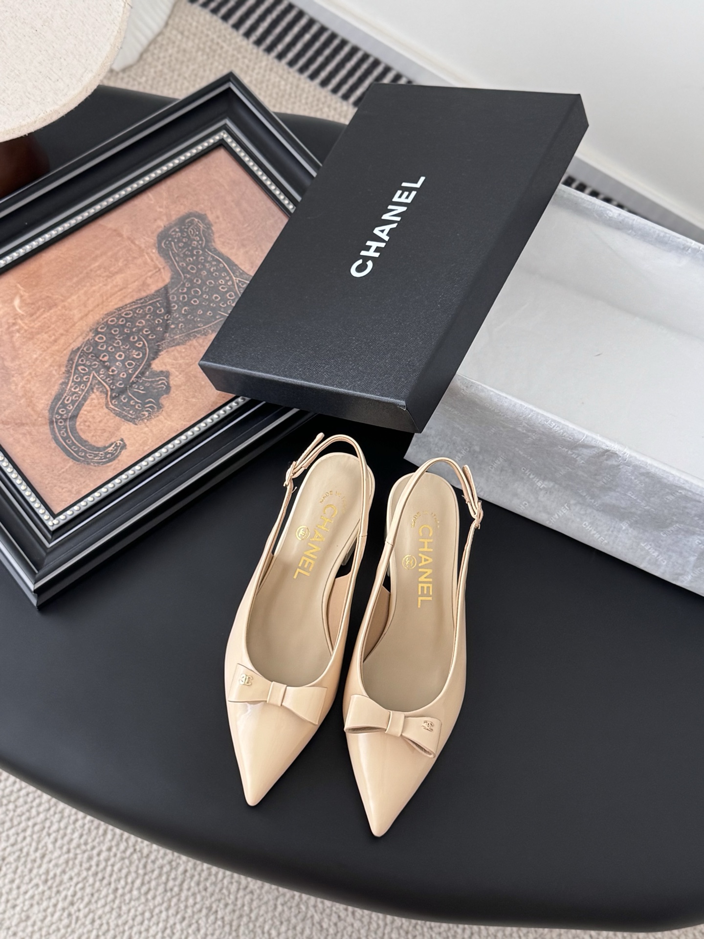 NO:408842,Chanel 25C new pointed-toe shoes. It is hard not to love the beautiful Mary Jane series. Silk upper, inner sheepskin, genuine leather outsole. Original mold opening hardware. Size: 35-39. Customized for other sizes, sandals, chanel, sandals, mary jane, sheepskin, real silk, Leather soles19860909Chanel 25C新款尖头单鞋 绝美玛丽珍系列很难不爱 鞋面真丝 内里羊皮 真皮大底 原版开模五金 Size:35-39 其他码数定做,凉鞋,chanel,sandals,mary jane,sheepskin,real silk,Leather soles,Women's Shoes