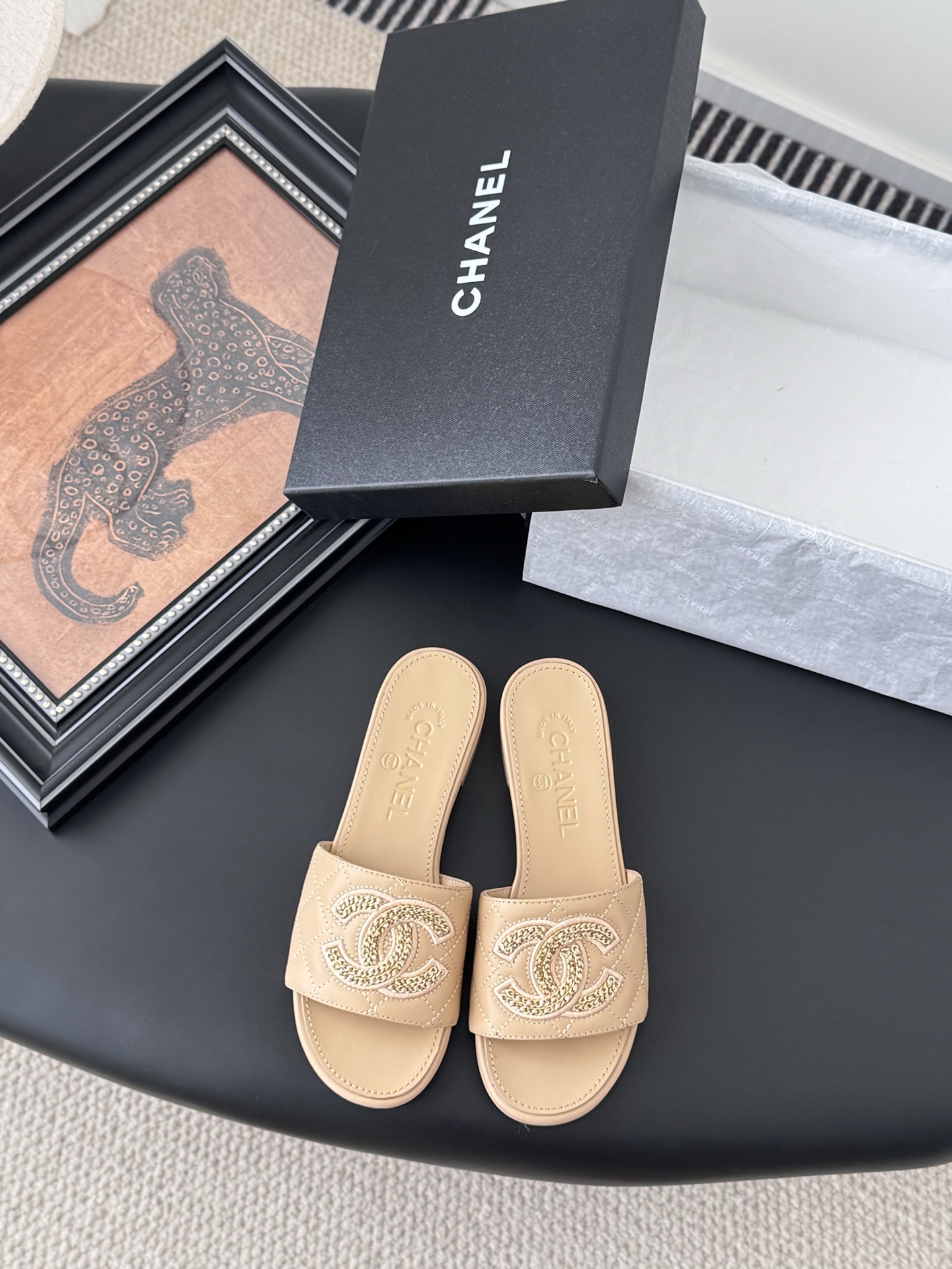 NO:408840,Chanel 25C spring and summer new full series chain slippers, full series first release, I have it in the counter!  High-quality upper cowhide/original fabric inner sheepskin original outsole Size:35-39 Other sizes, slippers, chanel, slippers, cowhide, sheepskin19860909Chanel 25C春夏新款全系列链条拖鞋 全系列首发 专柜有的我都有！ 高版本高品质 鞋面牛皮/原版面料 内里羊皮 原版大底 Size:35-39 其他码数定,拖鞋,chanel,slippers,cowhide,sheepskin,Women's Shoes