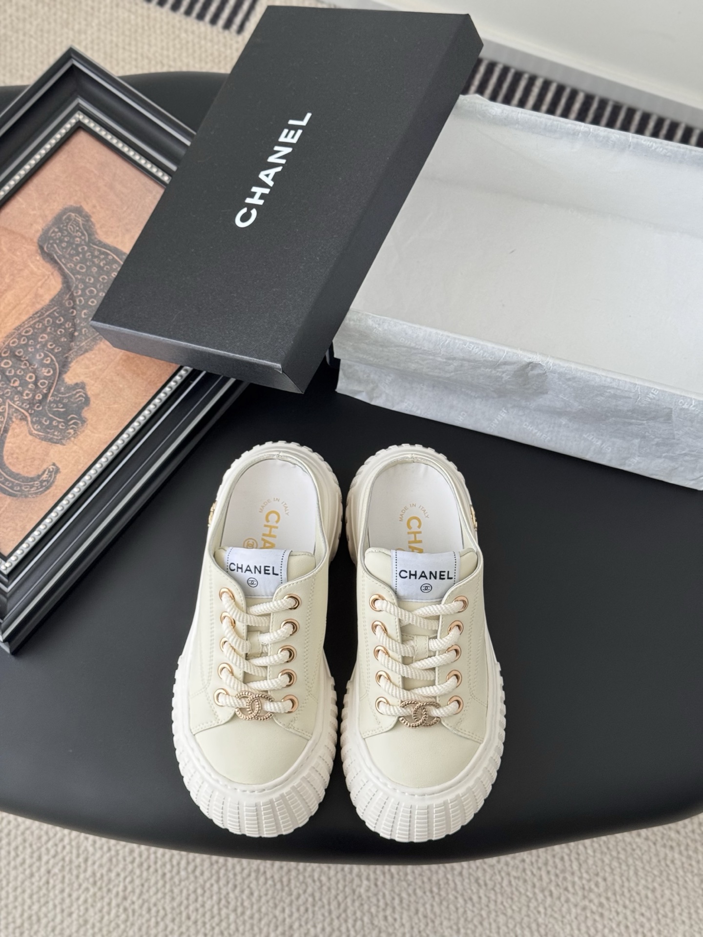 NO:408838,Chanel 25C new sports and casual shoes, versatile white shoes, style matching will not go wrong, contrasting colors are full of vitality, side imprint logo, foot very delicate, original custom upper material, original outsole Size: 35-40, casual shoes/sports shoes semi-trail, chanel, sneakers19860909Chanel 25C新款运动休闲鞋 百搭小白鞋 款式搭配不会出错 撞色搭配活力满满啊 侧面压印logo 上脚很秀气 鞋面原版定制材料 原版大底 Size:35-40,休闲鞋/运动鞋半拖,chanel,sneakers,Women's Shoes