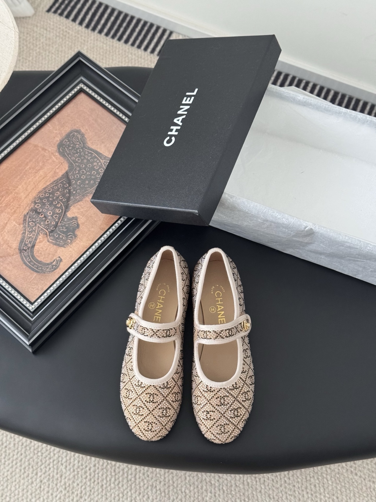 NO:408836,Chanel 25s catwalk Mary Jane single shoes are simple yet sweet and playful!  Three-dimensional electric embroidery logo, solid color fabric is refreshing and easy to match, and it is more hesitant with buttons. Inner sheepskin leather big soles Size: 35-40, Mary Jane, chanel, mary jane, sheepskin, Leather soles19860909Chanel 25s走秀款玛丽珍单鞋 简约又不失甜美俏皮！ 立体电绣logo,纯色面料清爽易搭,搭配扣子更加跟脚.内里羊皮 真皮大底 Size:35-40,玛丽珍,chanel,mary jane,sheepskin,Leather soles,Women's Shoes