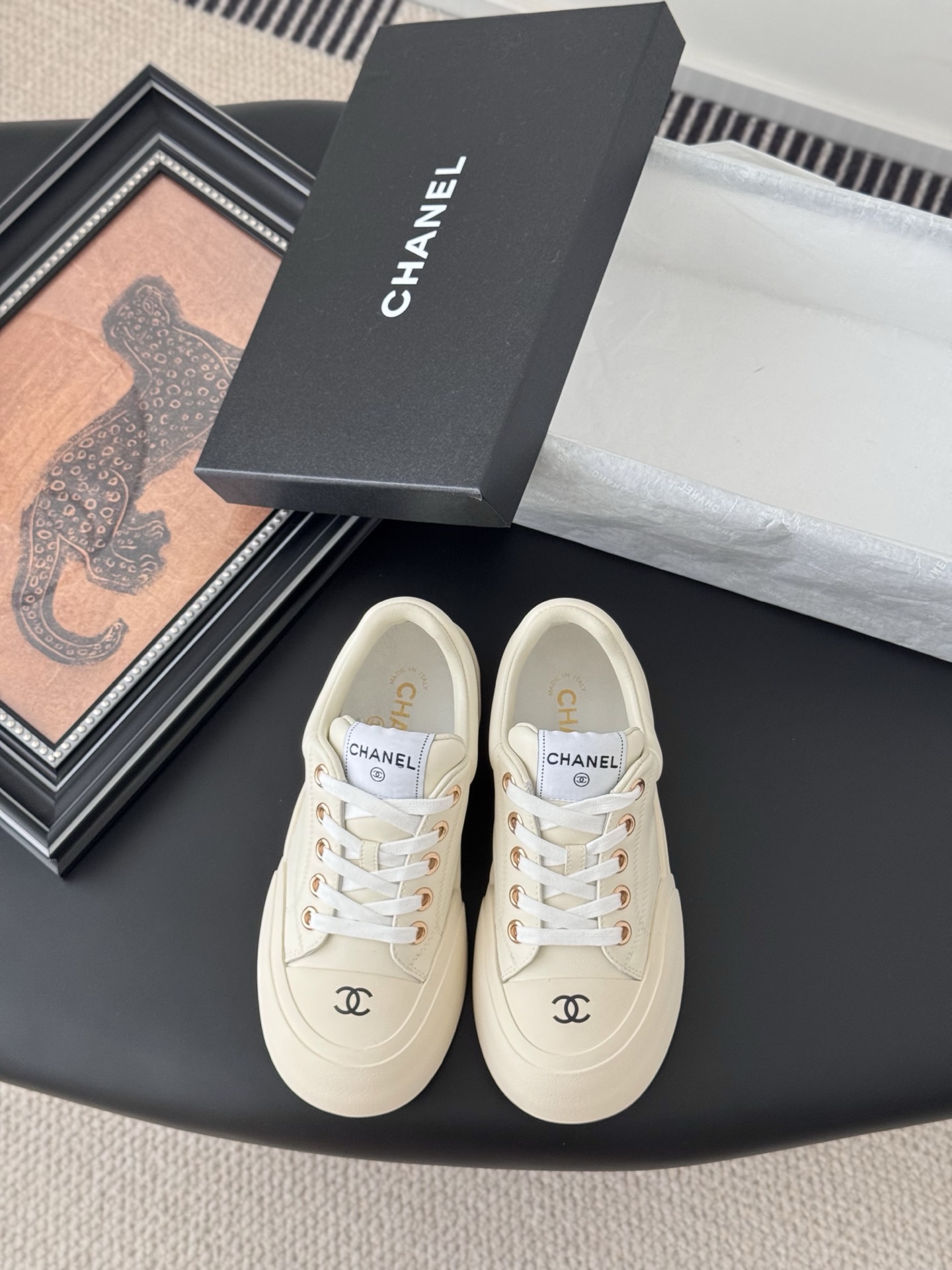 NO:408834,Chanel 25C new sports and casual shoes, versatile white shoes, style matching will not go wrong, contrasting colors are full of vitality, side imprint logo, foot very delicate, original custom upper material, original outsole Size: 35-40, casual shoes/sports shoes semi-trail, chanel, sneakers19860909Chanel 25C新款运动休闲鞋 百搭小白鞋 款式搭配不会出错 撞色搭配活力满满啊 侧面压印logo 上脚很秀气 鞋面原版定制材料 原版大底 Size:35-40,休闲鞋/运动鞋半拖,chanel,sneakers,Women's Shoes