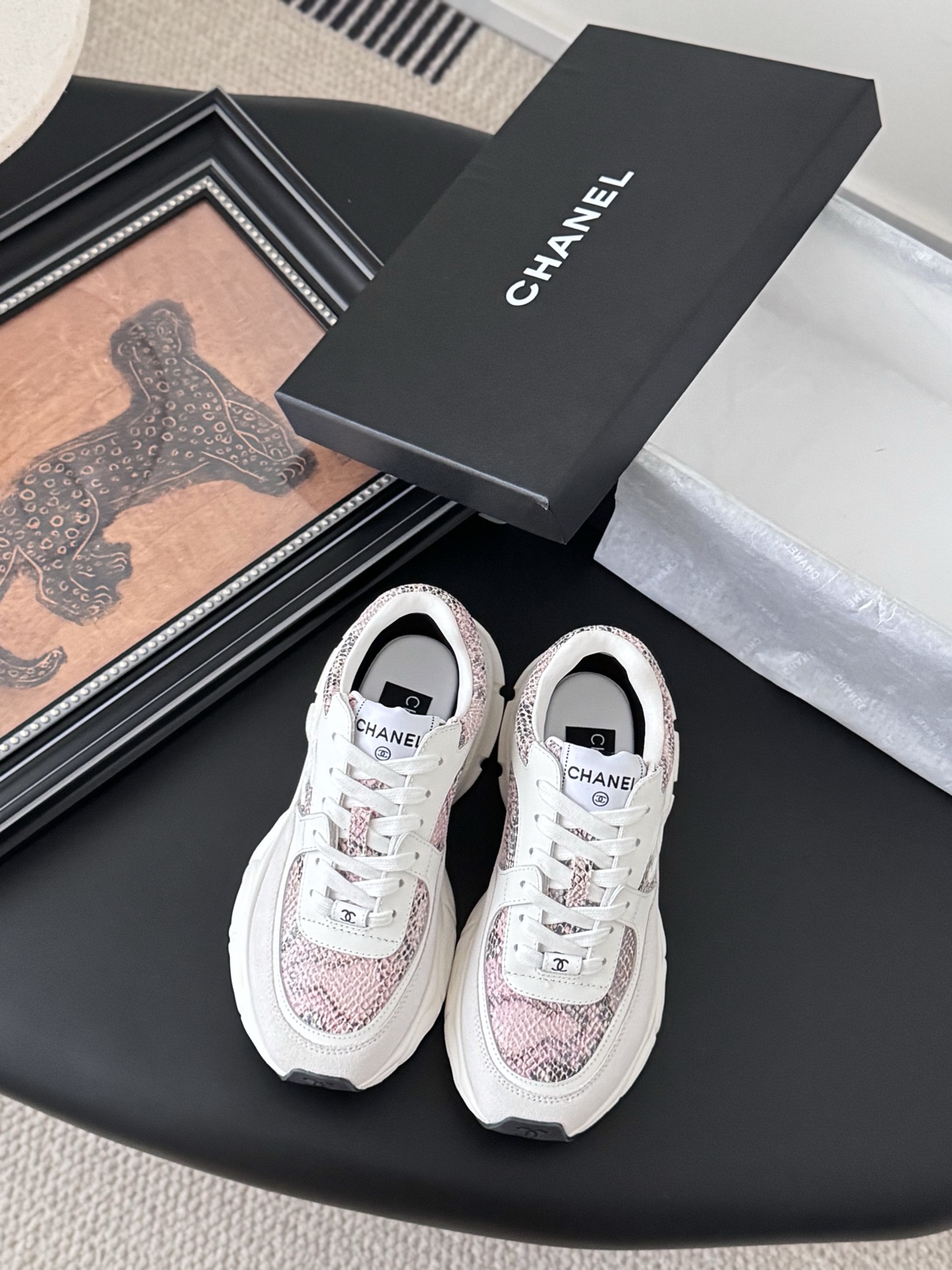 NO:409747,Chanel 25C new silver horn king sports and casual shoes, versatile white shoes, style matching will not go wrong, contrasting color matching is full of vitality, side imprint logo, foot very delicate, original custom upper material, original outsole Size: 35-40, dad shoes, chanel, alexander wang19860909Chanel 25C新款银角大王运动休闲鞋 百搭小白鞋 款式搭配不会出错 撞色搭配活力满满啊 侧面压印logo 上脚很秀气 鞋面原版定制材料 原版大底 Size:35-40,老爹鞋,chanel,alexander wang,Women's Shoes