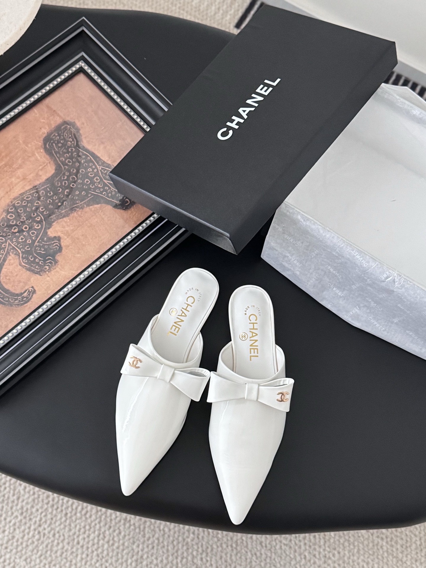 NO:409744,Chanel 25C new pointed-toe single shoes, beautiful Mary Jane series is hard not to love, silk upper, inner sheepskin, genuine leather outsole, original mold opening hardware Size: 35-39 Other sizes customized, semi-torque, chanel, mary jane, sheepskin, real silk, Leather soles19860909Chanel 25C新款尖头单鞋 绝美玛丽珍系列很难不爱 鞋面真丝 内里羊皮 真皮大底 原版开模五金 Size:35-39 其他码数定做,半拖,chanel,mary jane,sheepskin,real silk,Leather soles,Women's Shoes