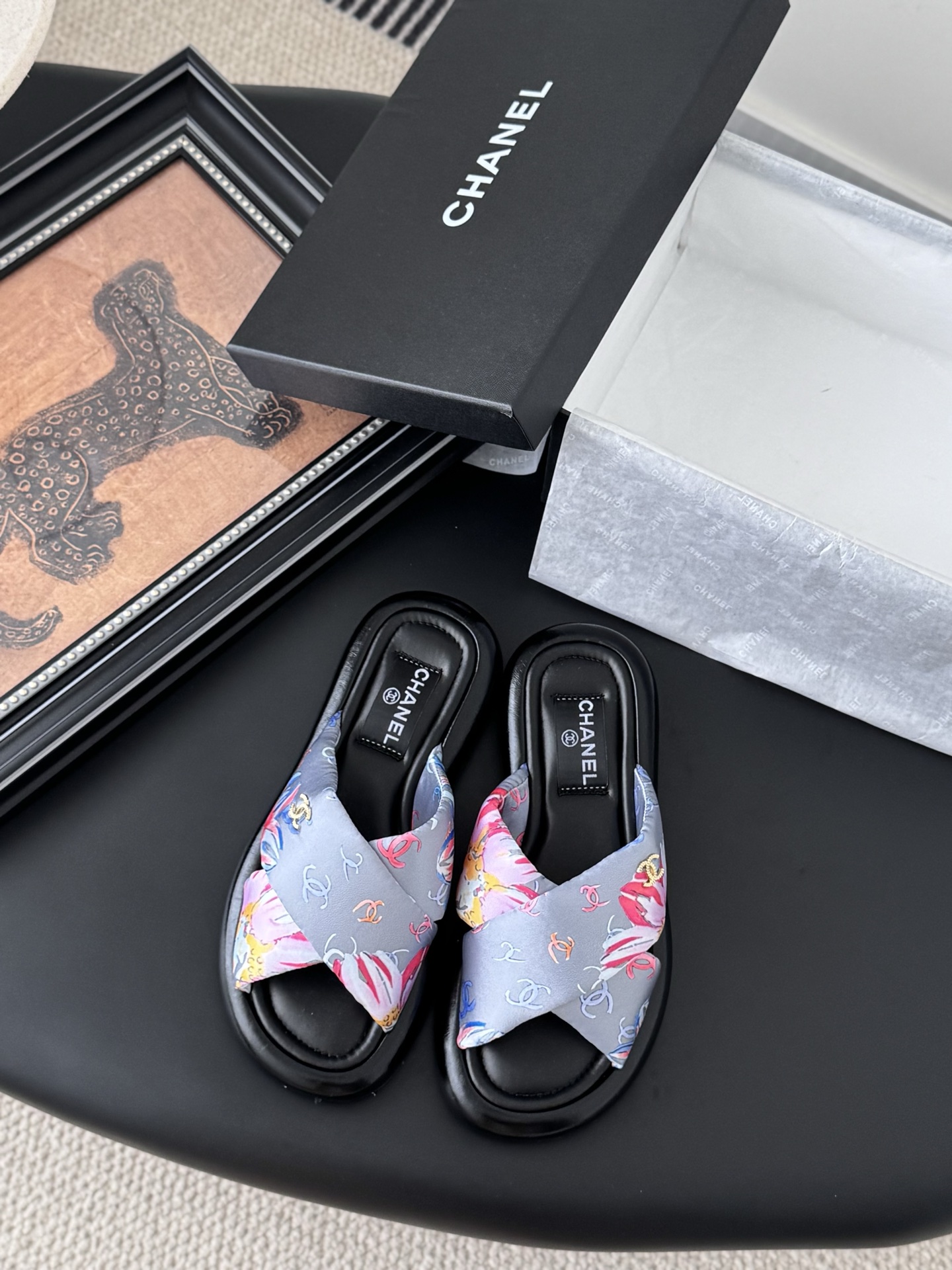 NO:409741,Chanel hot cross slippers, running volume and price, silk cloth on the upper, sheepskin inside, original foamed sole!  Size35-40 41-42 Set, Slippers, Chanel, slippers, sheepskin19860909Chanel 爆款交叉拖鞋 跑量价 鞋面丝绸布,内里羊皮,原版发泡大底！ Size35-40 41-42定,拖鞋,chanel,slippers,sheepskin,Women's Shoes