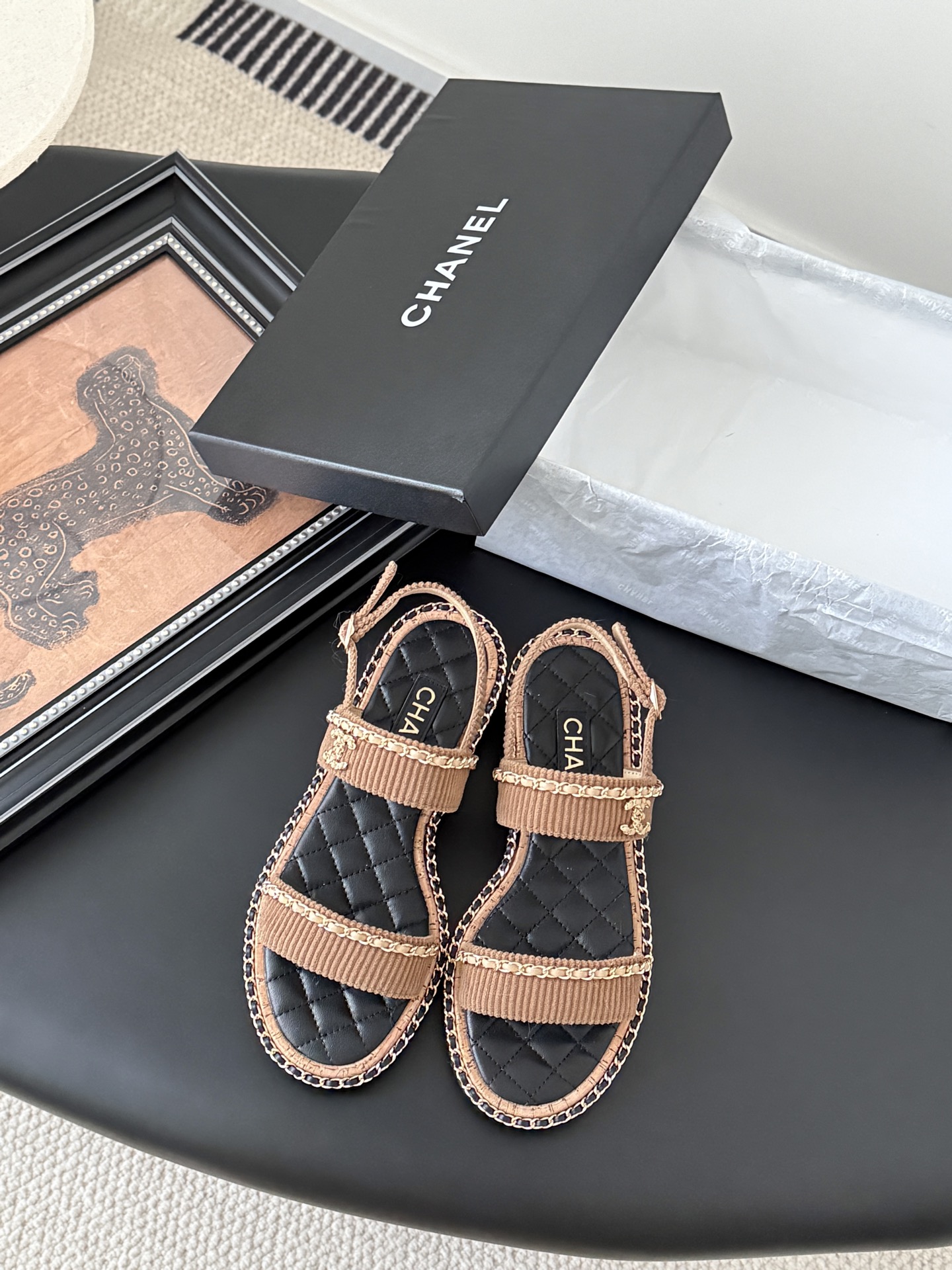 NO:411976,Chanel 25C spring and summer new full series chain slippers, full series first release, I have it in the counter!  High-quality upper cowhide/original fabric inner sheepskin original outsole Size:35-39 Other sizes, slippers, chanel, slippers, cowhide, sheepskin19860909Chanel 25C春夏新款全系列链条拖鞋 全系列首发 专柜有的我都有！ 高版本高品质 鞋面牛皮/原版面料 内里羊皮 原版大底 Size:35-39 其他码数定,拖鞋,chanel,slippers,cowhide,sheepskin,Women's Shoes