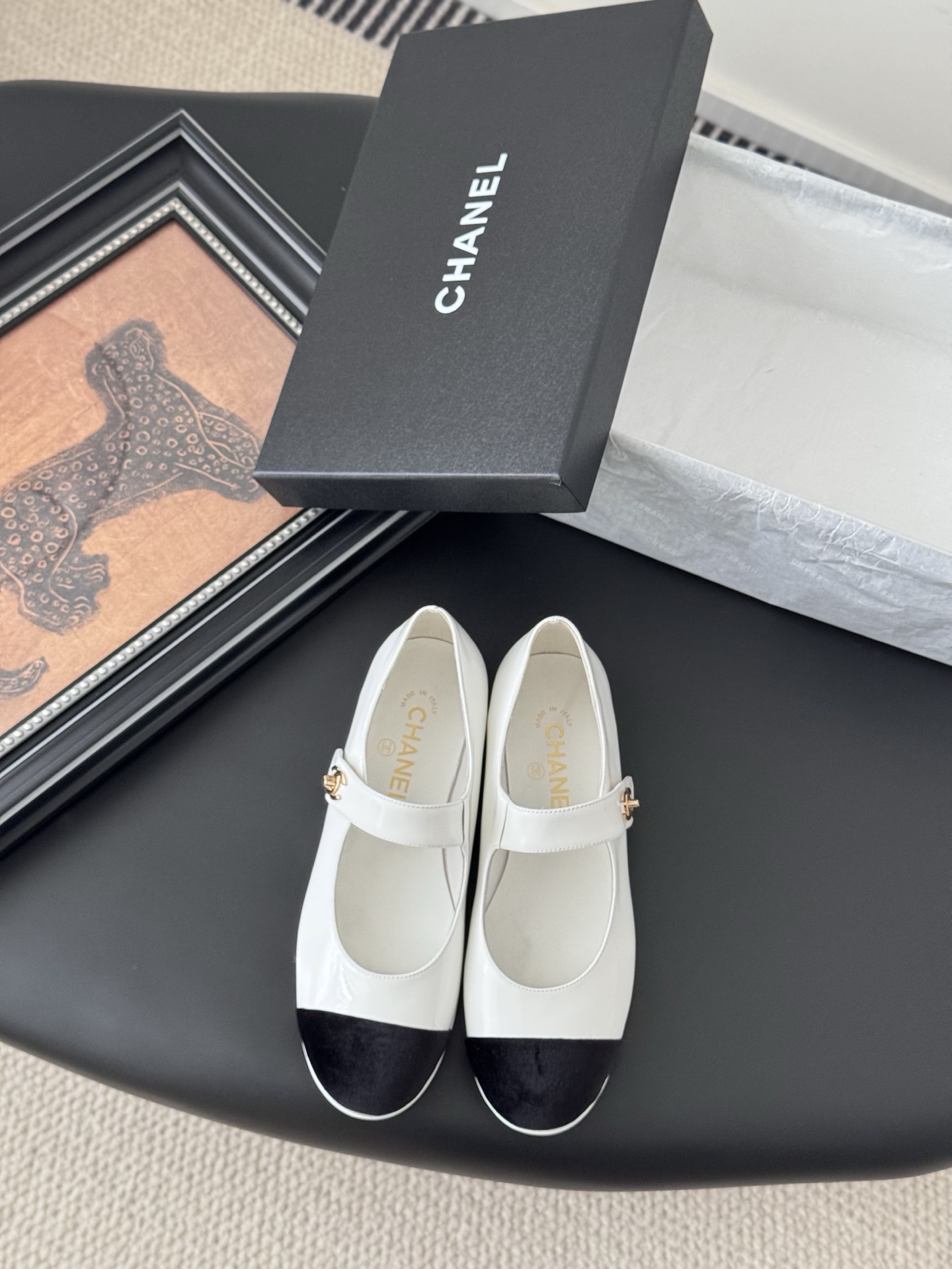 NO:411968,Chanel 25s catwalk Mary Jane single shoes are simple yet sweet and playful!  Three-dimensional electric embroidery logo, solid color fabric is refreshing and easy to match, and it is more hesitant with buttons. Inner sheepskin leather big soles Size: 35-40, Mary Jane, chanel, mary jane, sheepskin, Leather soles19860909Chanel 25s走秀款玛丽珍单鞋 简约又不失甜美俏皮！ 立体电绣logo,纯色面料清爽易搭,搭配扣子更加跟脚.内里羊皮 真皮大底 Size:35-40,玛丽珍,chanel,mary jane,sheepskin,Leather soles,Women's Shoes