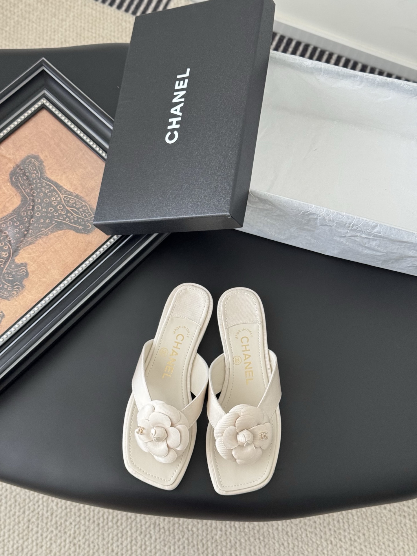 NO:411959,Chanel 25K spring and summer new camellia slipper series. This season's camellia series is really beautiful. Grandma's usual elegant and famous temperament is full of high-end feeling!  It’s very nice to wear barefoot or paired with skirts or trousers, it’s very versatile!  Invincible beauty!  Special fairy, the upper is imported small lambskin, the inner footbed mixed breed sheepskin, Italian A-grade leather outsole, heel height 1.5cm Size35-39 (customized by 40/41), split-toed shoes, chanel, slippers, skirts, sheepskin, Leather soles19860909Chanel 25K春夏新品山茶花拖鞋系列 这一季山茶花系列真的超美 香奶奶家一贯的优雅名媛气质 高级感十足！上脚非常nice～ 不管光脚穿或搭配裙装、裤装、 都非常百搭！无敌美！特别仙 鞋面采用进口小羊皮 内里垫脚混种羊皮 意大利A级真皮大底 跟高1.5cm Size35-39（40/41定制）,分趾鞋,chanel,slippers,skirts,sheepskin,Leather soles,Women's Shoes