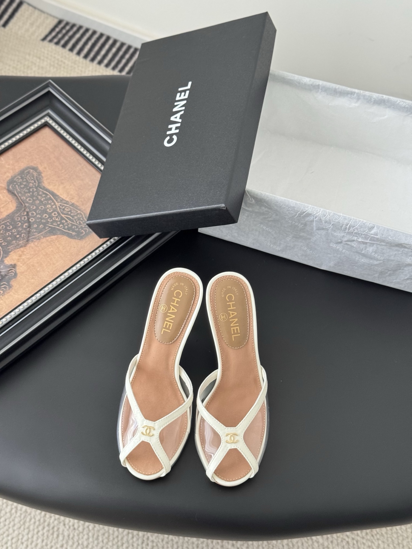 NO:411941,Chanel 24S catwalk embroidered mesh slippers are simple yet sweet and playful!  Upper mesh fabric, embroidery, strong sense of high-end solid color fabric is refreshing and easy to match, inner sheepskin leather outsole Size:35-39 Other sizes are fixed, high heels, chanel, high heels, slippers, sheepskin, Leather soles19860909Chanel 24S走秀款刺绣网纱面拖鞋 简约又不失甜美俏皮！ 鞋面网纱面料,刺绣高级感强 纯色面料清爽易搭 内里羊皮 真皮大底 Size:35-39 其他码数定,高跟鞋拖鞋,chanel,high heels,slippers,sheepskin,Leather soles,Women's Shoes