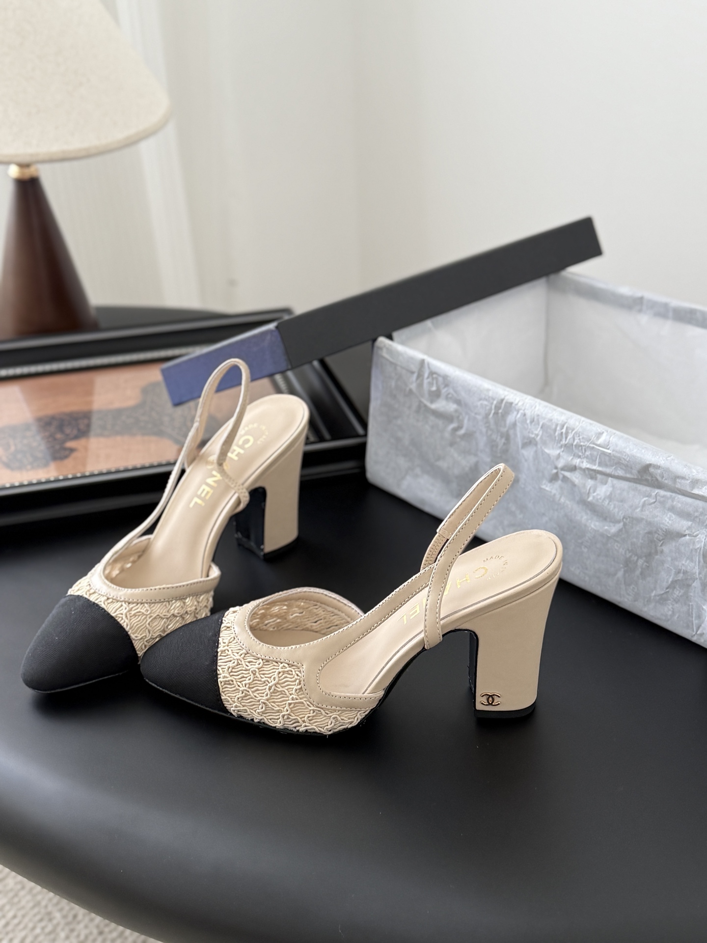 NO:536949,Chanel classic slingback empty sandals. I have been making this model a few years ago. This year we still repurchase the version and coy again. I found that the upper lines and body comfort of the new version have been finely adjusted!  This brand will not say, because the overall appearance is not very different and does not affect the wear. Now all colors are produced according to the latest version!  What you buy is the latest classic style in the counter, imported mixed-bred sheepskin material, imported mixed-bred sheepskin, and imported cowhide soles from Italy!  Size:35-39 Other sizes customization, high heels sandals, chanel, sandals, high heels, cowhide, sheepskin19860909Chanel 经典slingback后空凉鞋 前几年一直在做这个款 今年我们还是重新购版,再次精细coy. 发现新版面的鞋面线条和形体舒适度都做了微调！ 这个品牌方不会说的,因为总体外观区别不大,也不影响穿着.现在出品所有颜色都按照最新版型生产！您买到的就是专柜最新的经典款 进口混种羊皮面材质,进口混种羊皮,意大利进口牛皮鞋底！ Size:35-39 其他码数定做,高跟鞋凉鞋,chanel,sandals,high heels,cowhide,sheepskin,Women's Shoes