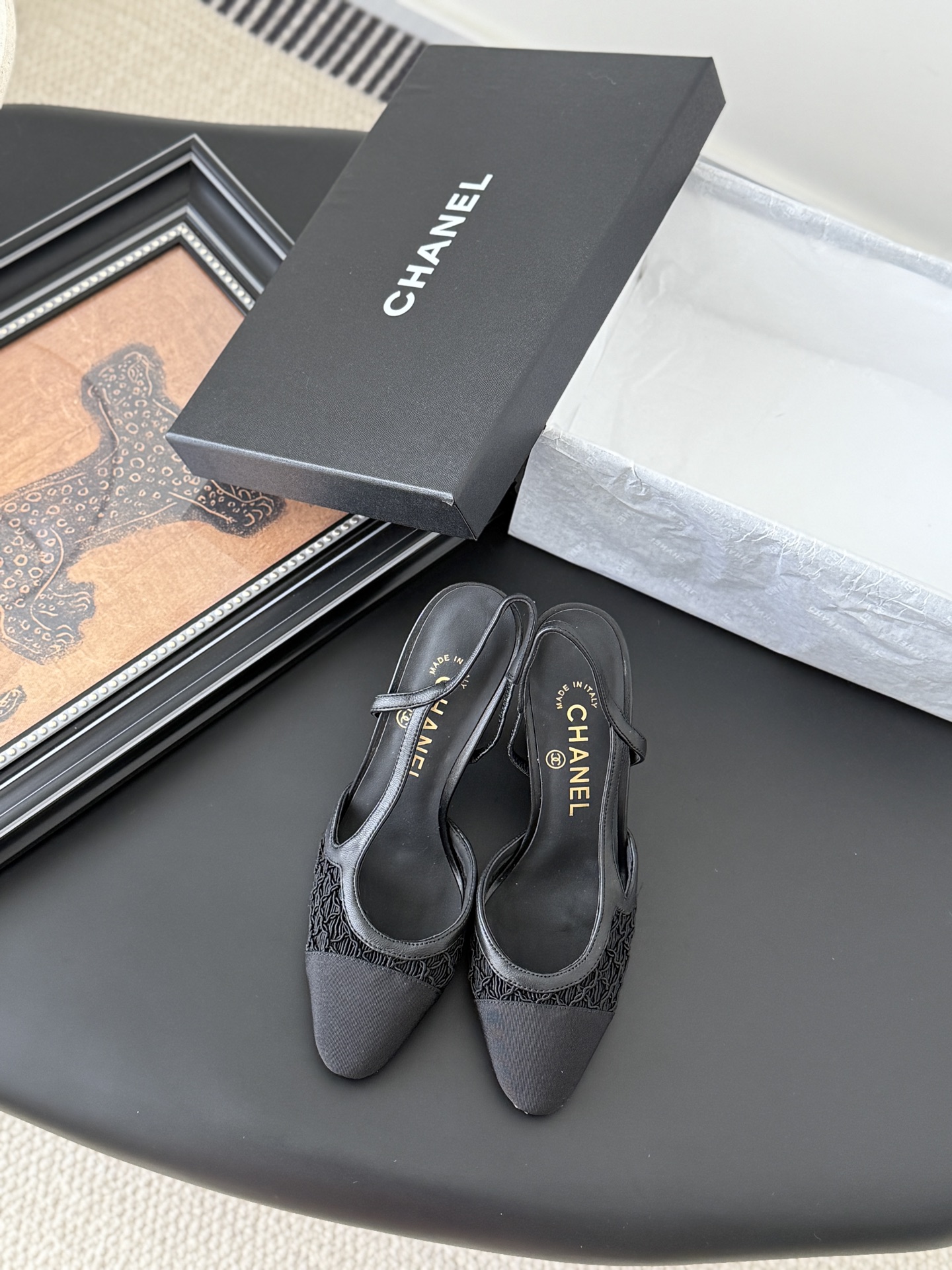 NO:414602,Chanel classic slingback empty sandals. I have been making this model a few years ago. This year we still repurchase the version and copy it again. I found that the upper lines and body comfort of the new version have been finely adjusted!  This brand will not say, because the overall appearance is not very different and does not affect the wear. Now all colors are produced according to the latest version!  What you buy is the latest classic style in the counter, imported mixed-bred sheepskin material, imported mixed-bred sheepskin, and imported cowhide soles from Italy!  Size:35-39 Other sizes custom made, sandals, chanel, sandals, cowhide, sheepskin19860909Chanel 经典slingback后空凉鞋 前几年一直在做这个款 今年我们还是重新购版,再次精细copy. 发现新版面的鞋面线条和形体舒适度都做了微调！ 这个品牌方不会说的,因为总体外观区别不大,也不影响穿着.现在出品所有颜色都按照最新版型生产！您买到的就是专柜最新的经典款 进口混种羊皮面材质,进口混种羊皮,意大利进口牛皮鞋底！ Size:35-39 其他码数定做,凉鞋,chanel,sandals,cowhide,sheepskin,Women's Shoes