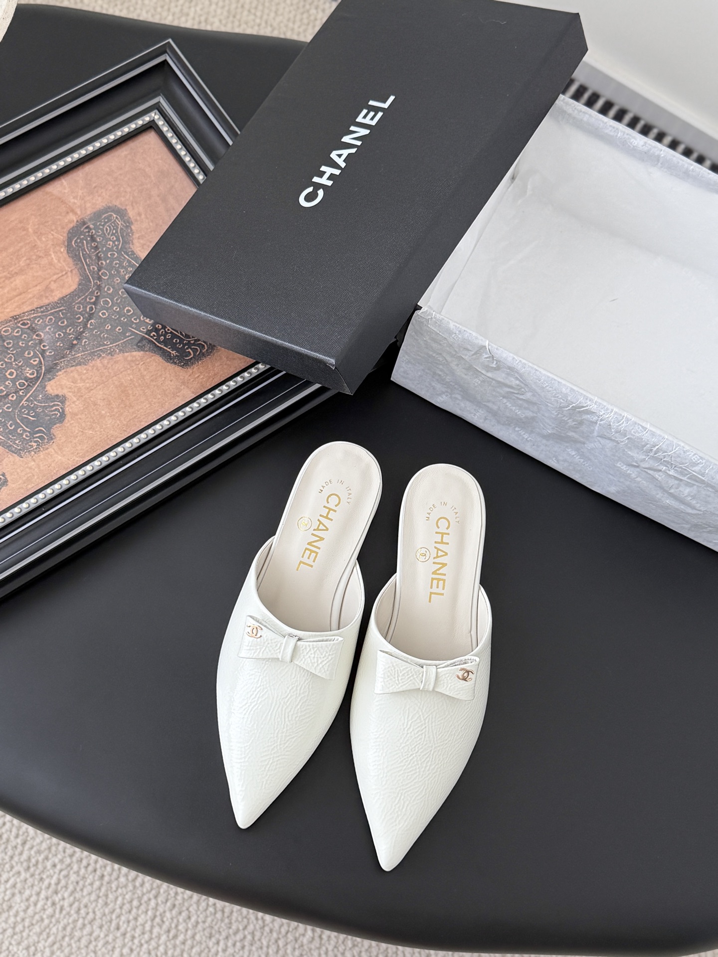 NO:415554,Chanel 2025P new bow sandals, small square heel increases in seconds, walking very steadily and comfortable, super slim and white on the feet, showing temperament, and grasping the aura. Daily summer travel, fairy shoes, upper cowhide, inner sheepskin, genuine leather soles. Size: 35-39. Customized for other sizes, semi-sheepskin, single shoes, chanel, sandals, cowhide, sheepskin, Leather soles19860909Chanel 2025P新款蝴蝶结凉鞋 小方跟秒增高 走路很稳很舒适 上脚超级显瘦显白 显气质 气场狠狠拿捏 夏天日常出行 妥妥仙女鞋 鞋面牛皮 内里羊皮 真皮大底 Size:35-39 其它码数定做,半拖单鞋,chanel,sandals,cowhide,sheepskin,Leather soles,Women's Shoes