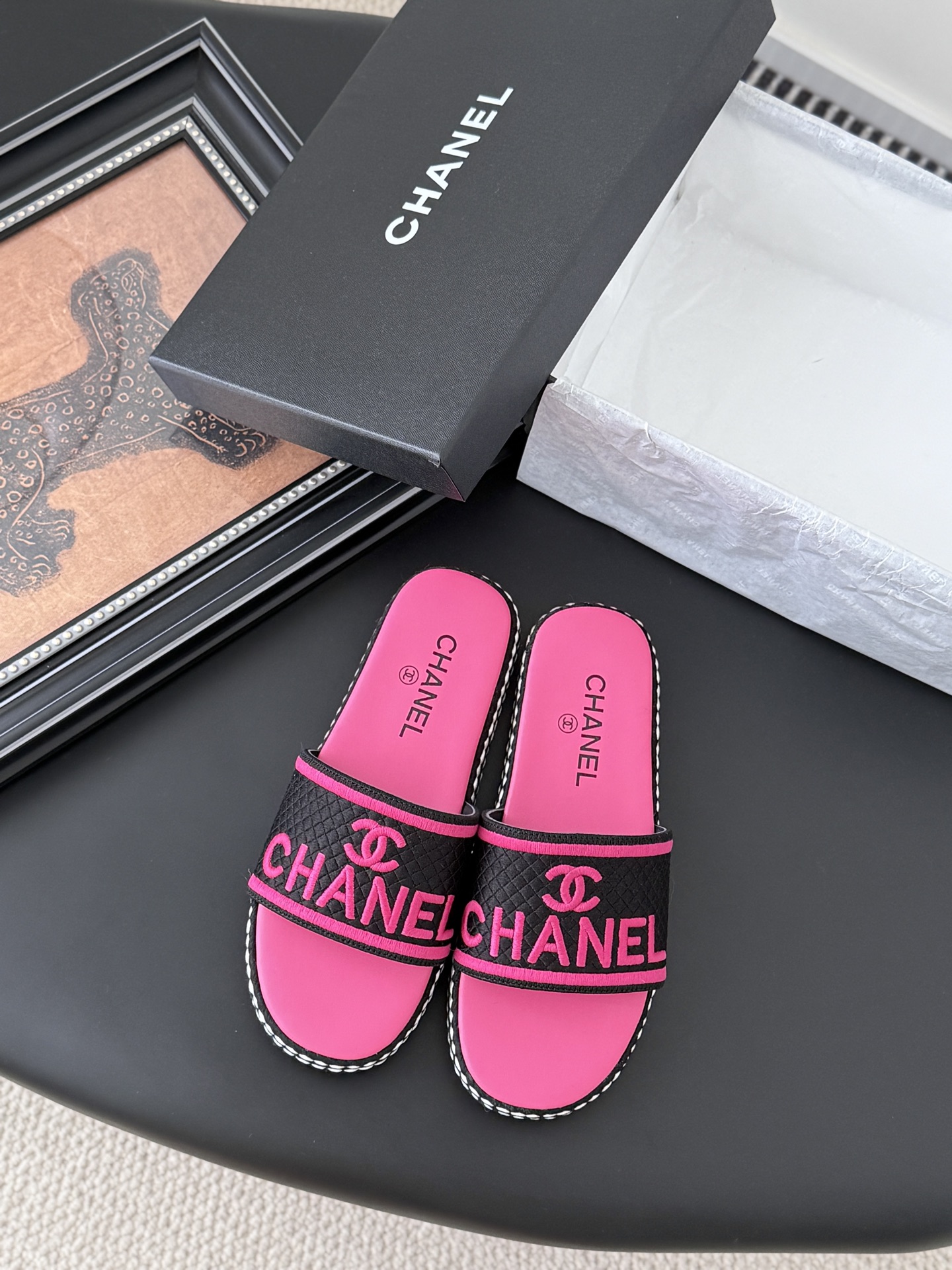 NO:415548,Chanel 25P new letter slippers Spring and summer new style, high-quality version and high quality. Upper, footbed sheepskin, rubber outsole. Size:35-39 Customized for other sizes, slippers, chanel, slippers, sheepskin19860909Chanel 25P新款字母拖鞋 春夏新款,高版本高品质. 鞋面布,垫脚羊皮,橡胶大底. Size:35-39 其他码数定做,拖鞋,chanel,slippers,sheepskin,Women's Shoes
