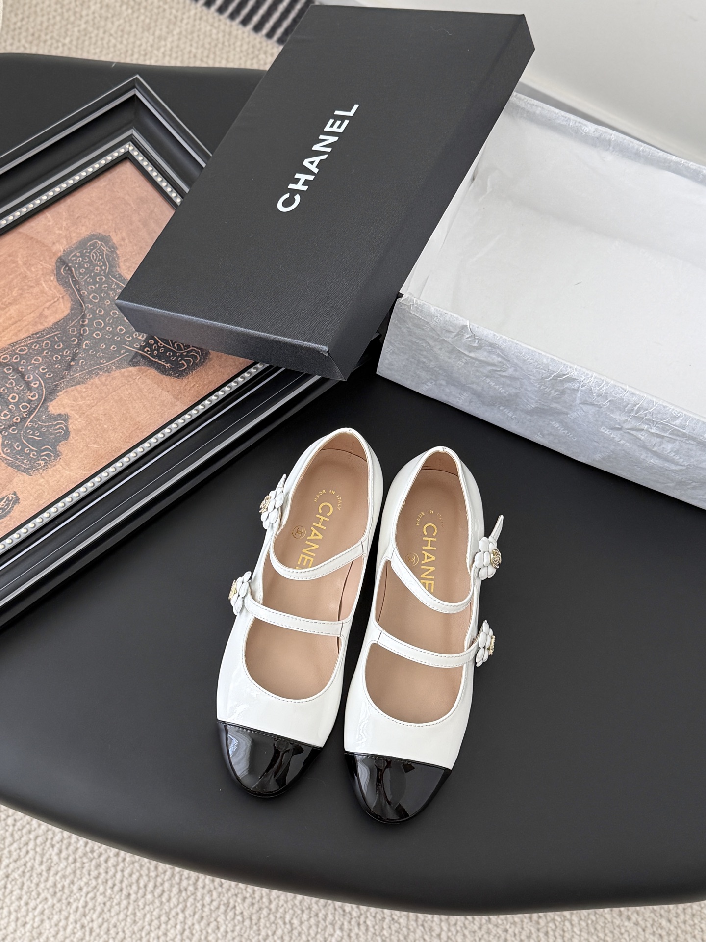 NO:415542,Chanel 25s catwalk Mary Jane single shoes are simple yet sweet and playful!  Three-dimensional electric embroidery logo, solid color fabric is refreshing and easy to match, and it is more heeled with buttons. Inner sheepskin leather outsole Size: 35-40, single shoes Mary Jane, chanel, mary jane, sheepskin, Leather soles19860909Chanel 25s走秀款玛丽珍单鞋 简约又不失甜美俏皮！ 立体电绣logo,纯色面料清爽易搭,搭配扣子更加跟脚.内里羊皮 真皮大底 Size:35-40,单鞋玛丽珍,chanel,mary jane,sheepskin,Leather soles,Women's Shoes