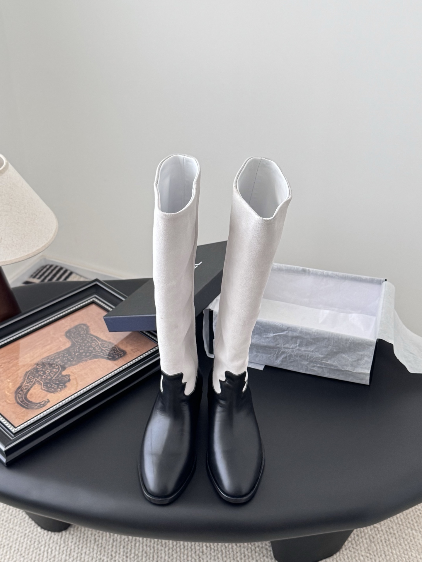 NO:348699,Chanel 25K new chain knight boots, eternal classic, evergreen series of items in the shoe cabinet, usually you can use more boots of this type~ It has a celebrity temperament and a little inadvertent retro, a small round toe splicing design, very well controlled curved, not a dull and sharp shoe shape, it must be soft and durable, look and tasteful, custom-made original lambskin on the upper, very soft and comfortable, not tight, imported lambskin inside, super delicate foot comfort 100% Italian leather sole, high safety performance Size35-39 (40/41 custom-made, no return or replacement),, chanel, boots, sheepskin, Leather soles19860909Chanel 25K新款链条骑士靴 永恒的经典 鞋柜里常青的系列单品 一般碰到这个类型的靴子可以多入哦～ 具有名媛气质 又带着一丝不经意的小复古 小小圆头拼接设计 弧度把控的非常到位 不是呆板尖锐的鞋型 它要柔和谐 耐看有品 鞋面定制原版小羊皮 非常柔软舒适不紧绷 内里进口羊皮 超细腻脚感舒适度百分百 意大利真皮大底 安全性能高 Size35-39（40/41定制不退不换）,,chanel,boots,sheepskin,Leather soles,Men's shoes