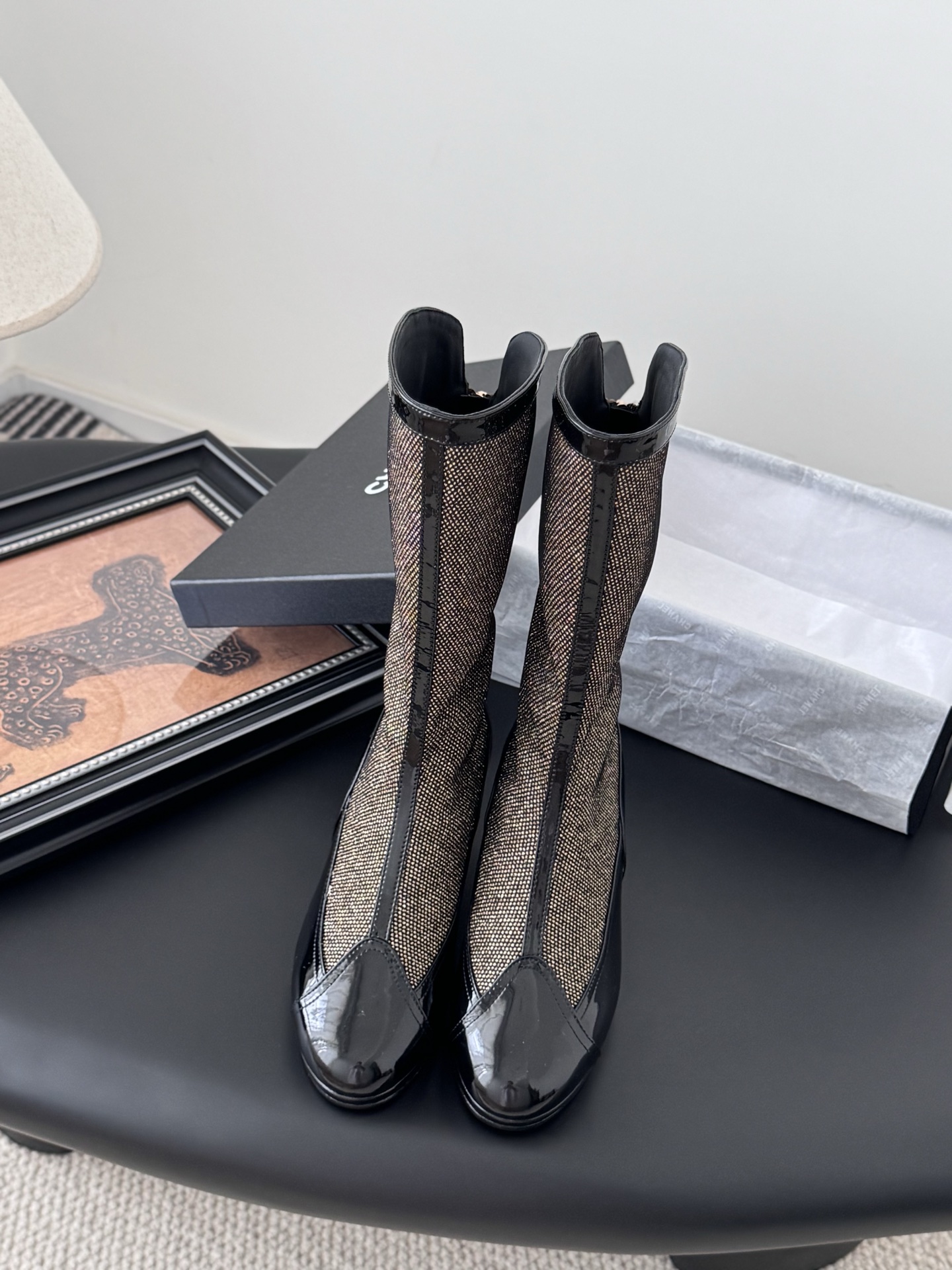 NO:348719,Chanel 25A high-end handicraft workshop short boots, new models are available for sale first, this fall and winter must-have items Original development Private model hardware Genuine leather sole Upper cowhide/suede inner sheepskin Size: 35-39 Other sizes are set, chanel, boots, cowhide, sheepskin, chamois leather, Leather soles19860909Chanel 25A高级手工坊系列短靴 新款抢先发售 今年秋冬必爆单品 原版开发 私模五金 真皮大底 鞋面牛皮/麂皮 内里羊皮 Size:35-39 其他码数定,,chanel,boots,cowhide,sheepskin,chamois leather,Leather soles,Men's shoes