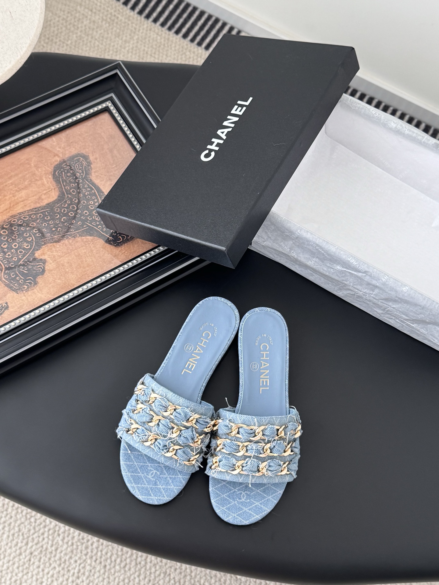 NO:348743,Chanel 25C spring and summer new full series chain slippers, full series first release, I have it in the counter!  High-quality upper cowhide/original fabric inner sheepskin original outsole Size:35-39 Other sizes are fixed, chanel, slippers, cowhide, sheepskin19860909Chanel 25C春夏新款全系列链条拖鞋 全系列首发 专柜有的我都有！ 高版本高品质 鞋面牛皮/原版面料 内里羊皮 原版大底 Size:35-39 其他码数定,,chanel,slippers,cowhide,sheepskin,Men's shoes