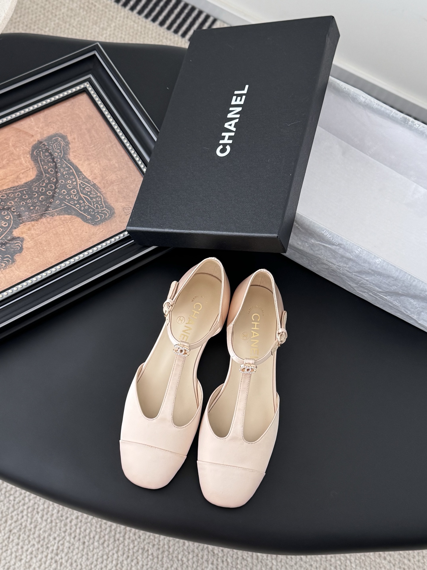 NO:348758,Chanel 25C new Mary Jane single shoes. It is hard not to love the beautiful Mary Jane series. Upper cowhide, inner sheepskin, genuine leather soles. Original mold opening hardware. Size: 35-39. Customized for other sizes, chanel, mary jane, cowhide, sheepskin, Leather soles19860909Chanel 25C新款玛丽珍单鞋 绝美玛丽珍系列很难不爱 鞋面牛皮 内里羊皮 真皮大底 原版开模五金 Size:35-39 其他码数定做,,chanel,mary jane,cowhide,sheepskin,Leather soles,Men's shoes