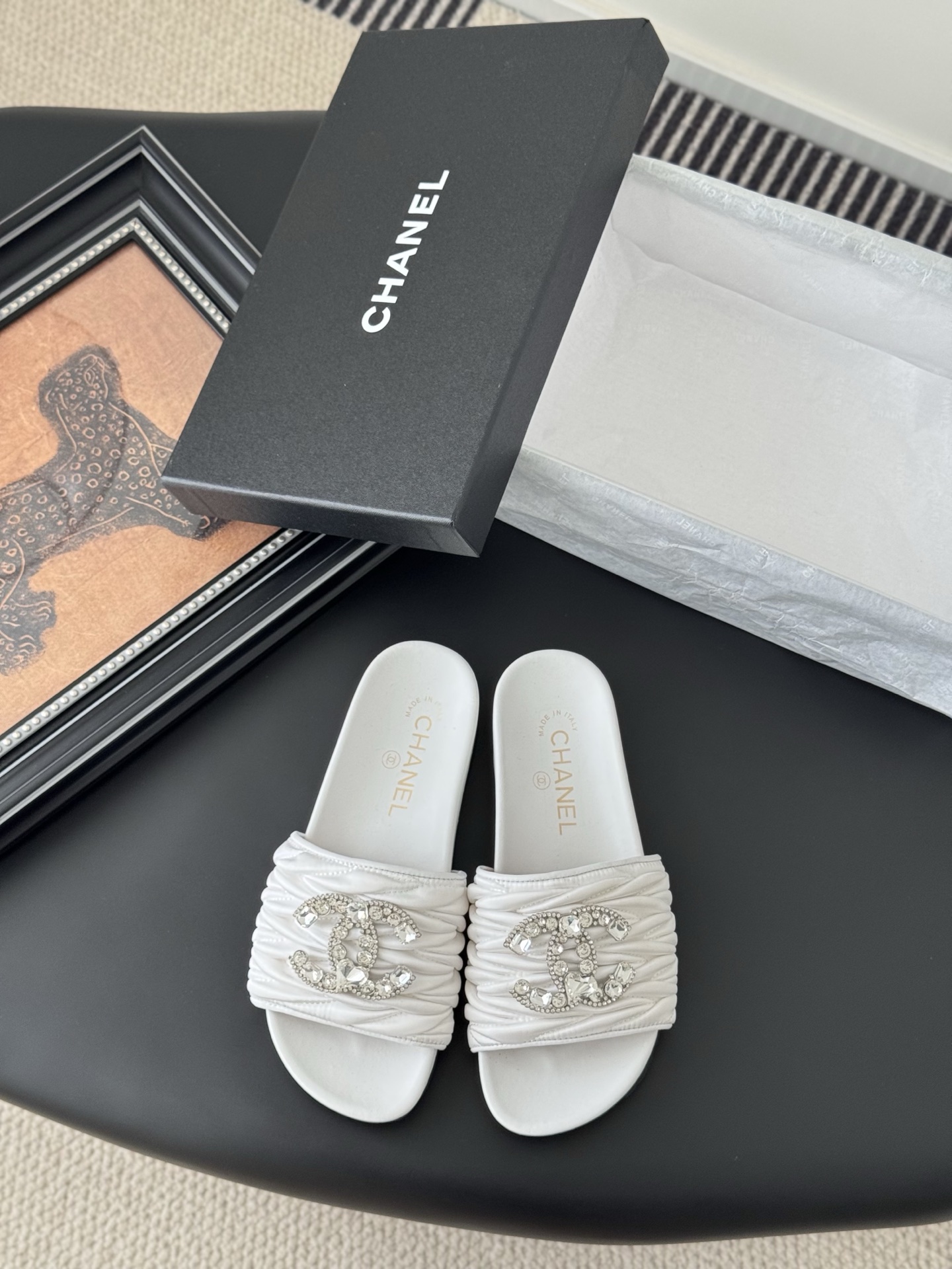 NO:437261,Chanel 25K spring and summer new double C slippers, upper iron diamond, inner sheepskin, original outsole. Size: 35-39 40 set, slippers, chanel, slippers, sheepskin19860909Chanel 25K春夏新品双C拖鞋 鞋面烫钻,内里羊皮,原版大底. Size:35-39 40定,拖鞋,chanel,slippers,sheepskin,Women's Shoes