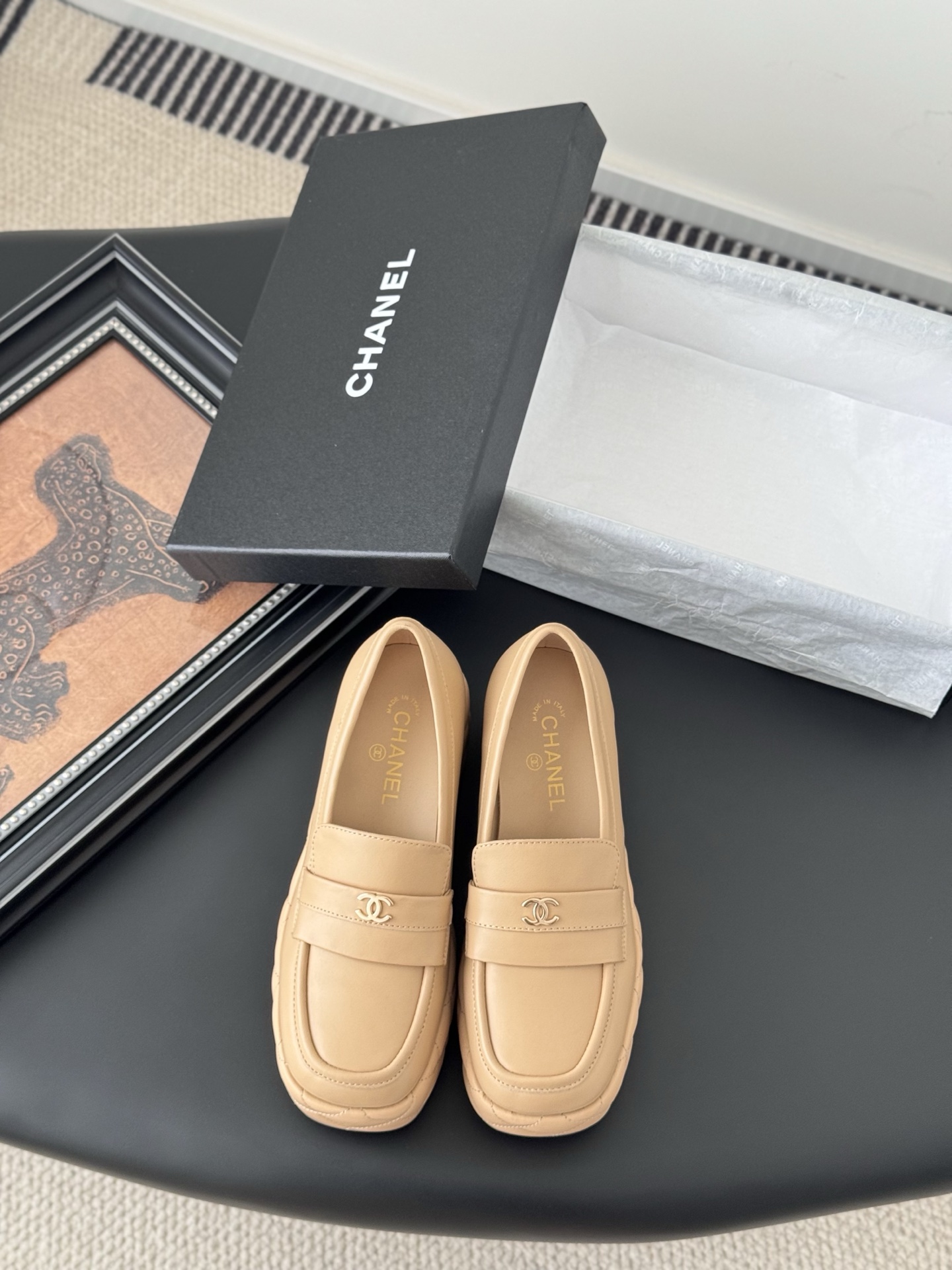 NO:437256,Chanel Xiaoxiang 25c new diamond lattice shoes, diamond lattice thick sole sponge cake single shoes, a slipper series that must be purchased in summer. It is literary and fashionable. The dressing rate is too high. The thick sole is really yyds in terms of lengthening legs. It is versatile and comfortable. It becomes a big and long legs in seconds when it comes to the feet!  The upper is imported lambskin, the inner foot pad is silk lambskin, the heel height is 5.5cm, size 35-39 (customized by 40/41), loafers, chanel, loafers, slippers, sheepskin19860909Chanel 小香25c新品菱格单鞋 菱格厚底松糕单鞋 夏天一定要入的拖鞋系列 可文艺可时髦 穿搭率实在太高了 厚底在拉长腿方面真的yyds 百搭舒适 上脚秒变大长腿！ 鞋面采用进口小羊皮 内里垫脚是丝绸羊皮 跟高5.5cm 码数35-39（40/41定制）,乐福鞋,chanel,loafers,slippers,sheepskin,Women's Shoes