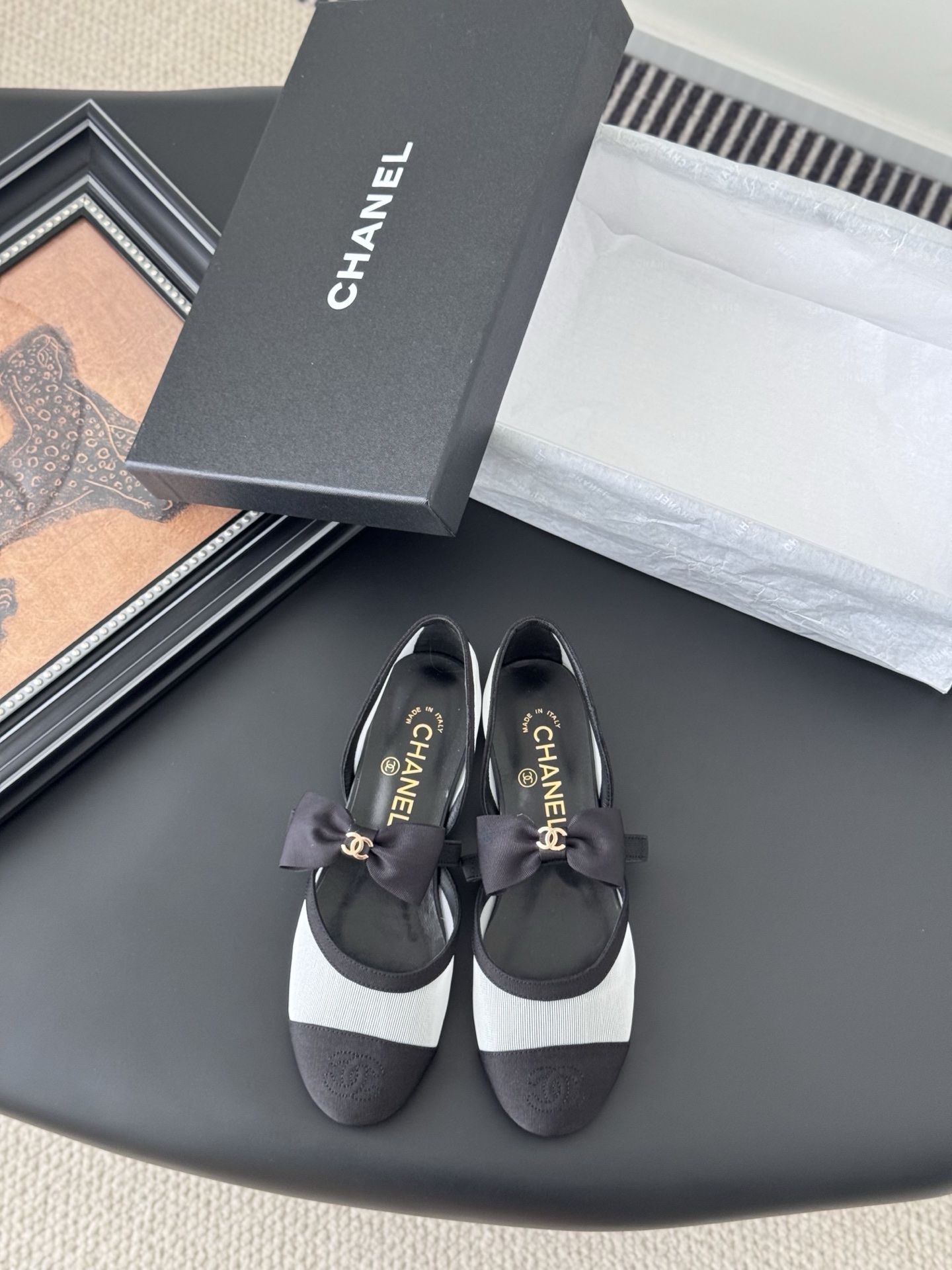 NO:437244,Chanel Xiaoxiang 25 new bow single shoes are perfect whether paired with pants or skirts. The small square head design is very good to modify the foot shape. A must-have for little fairies!  Top mixed-bred sheepskin in the inner li, imported cowhide, large bottom, yardage 35-39, Mary Jane, Chanel, Mary Jane, skirts, cowhide, sheepskin19860909Chanel 小香25新品蝴蝶结单鞋 无论搭配裤装还是裙装都是完美 小方头的设计很好的修饰脚型 小仙女们必备！ 内里顶级混种羊皮 意大利进口牛皮大底 码数 35-39,玛丽珍,chanel,mary jane,skirts,cowhide,sheepskin,Women's Shoes