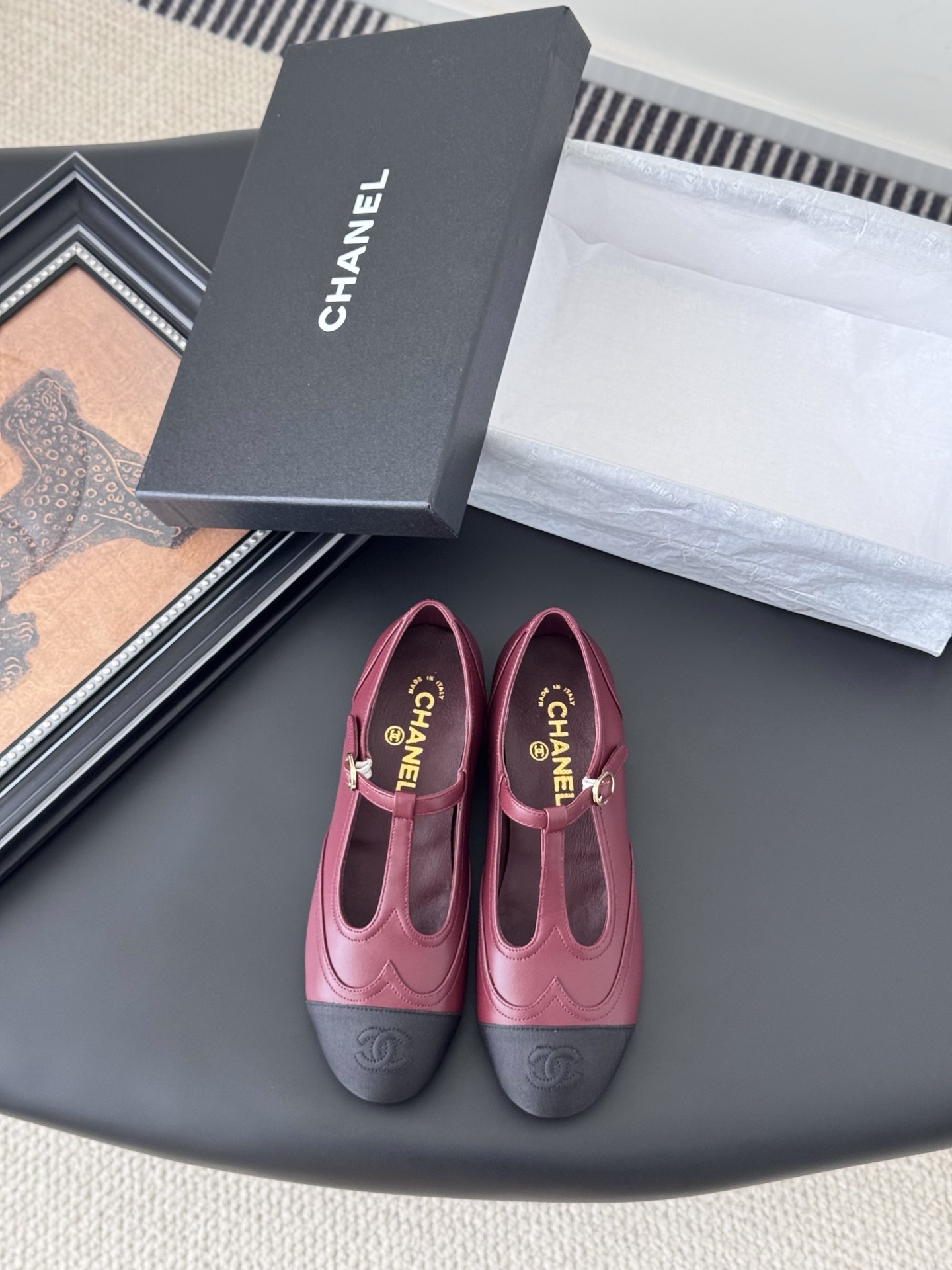 NO:437251,Chanel Xiaoxiang 25 new Mary Jane single shoes are perfect whether paired with pants or skirts. The small square head design is very good to modify the foot shape. A must-have for little fairies!  Top mixed-bred sheepskin in the inner li, imported cowhide, large bottom, yardage 35-39, Mary Jane, Chanel, Mary Jane, skirts, cowhide, sheepskin19860909Chanel 小香25新品玛丽珍单鞋 无论搭配裤装还是裙装都是完美 小方头的设计很好的修饰脚型 小仙女们必备！ 内里顶级混种羊皮 意大利进口牛皮大底 码数 35-39,玛丽珍,chanel,mary jane,skirts,cowhide,sheepskin,Women's Shoes