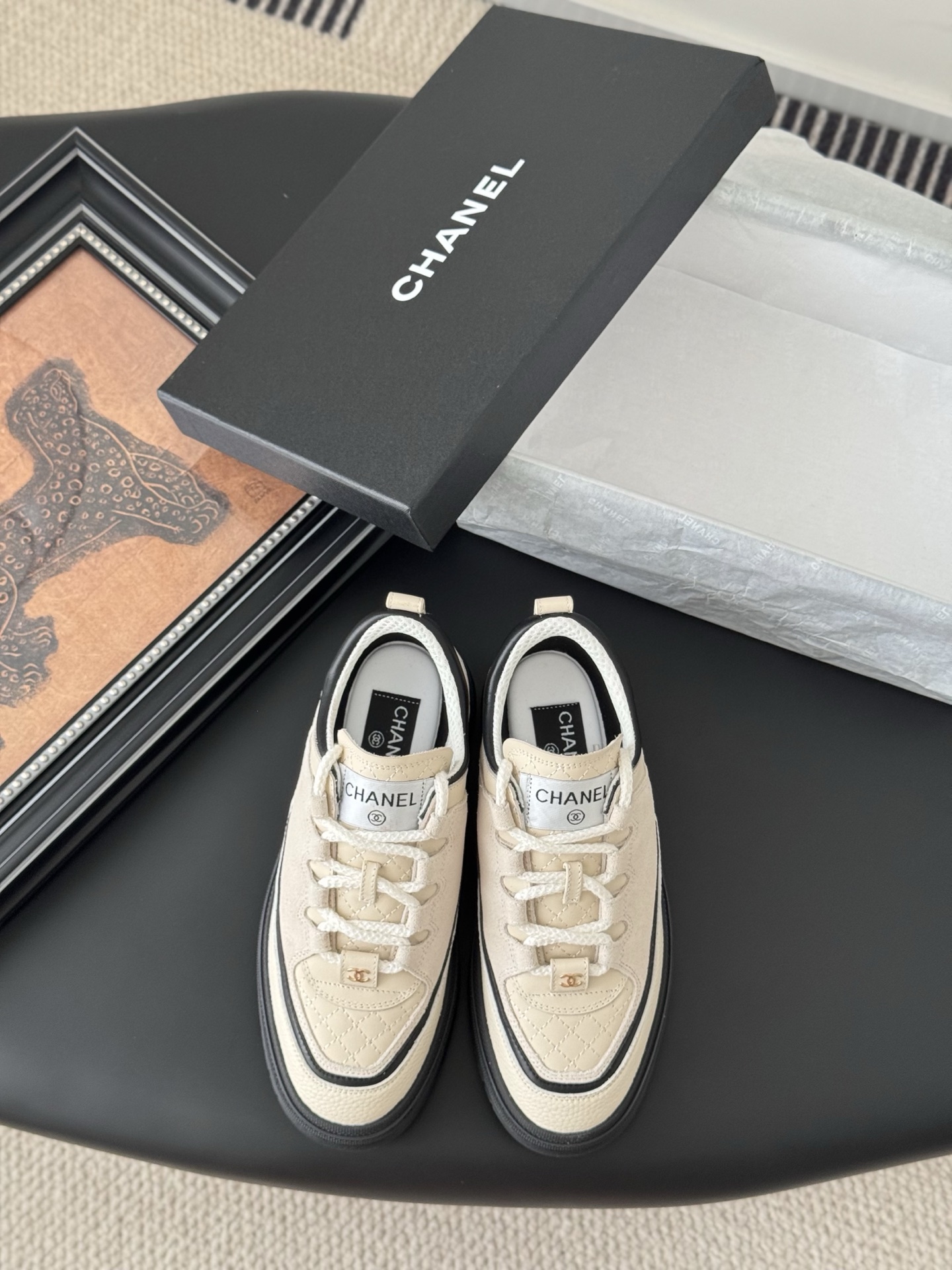 NO:443675,Chanel 25C early spring new Milan thick-soled sports and casual shoes This style is definitely the hottest existence of Xiaoxiang this season. She wishes shelves on her feet. She is easy to wear and has personality. It is different from the previous style. There is no big logo. Low-key and high-end. The softness of the square-headed diamond with light British style. It is perfectly integrated. There is a classic contrasting color combination. It is outstanding and not abrupt. Matching. Shorts. Denim. Fashionable feeling instantly improves several grades. Upper cowhide suede. Inner sheepskin. Original outsole. Size: 35-40. Casual shoes/sports shoes. Chanel, sneakers, skirts, shorts, cowhide, sheepskin, chamois leather.19860909Chanel 25C早春新款米兰厚底运动休闲鞋 此款绝对是小香这一季最火的存在 恨不得焊在脚上系列 好穿又个性 跟以往风格不同 没有大大的Logo 低调且高级感满满 轻英伦风的方头菱格的柔和 完美的融合在一起有一种 经典的撞色搭配 出彩且不突兀 搭配 短裙 短裤 牛仔 潮服 时尚感瞬间提升好几个档次 鞋面牛皮拼麂皮 内里羊皮 原版大底 Size:35-40,休闲鞋/运动鞋,chanel,sneakers,skirts,shorts,cowhide,sheepskin,chamois leather,Women's Shoes