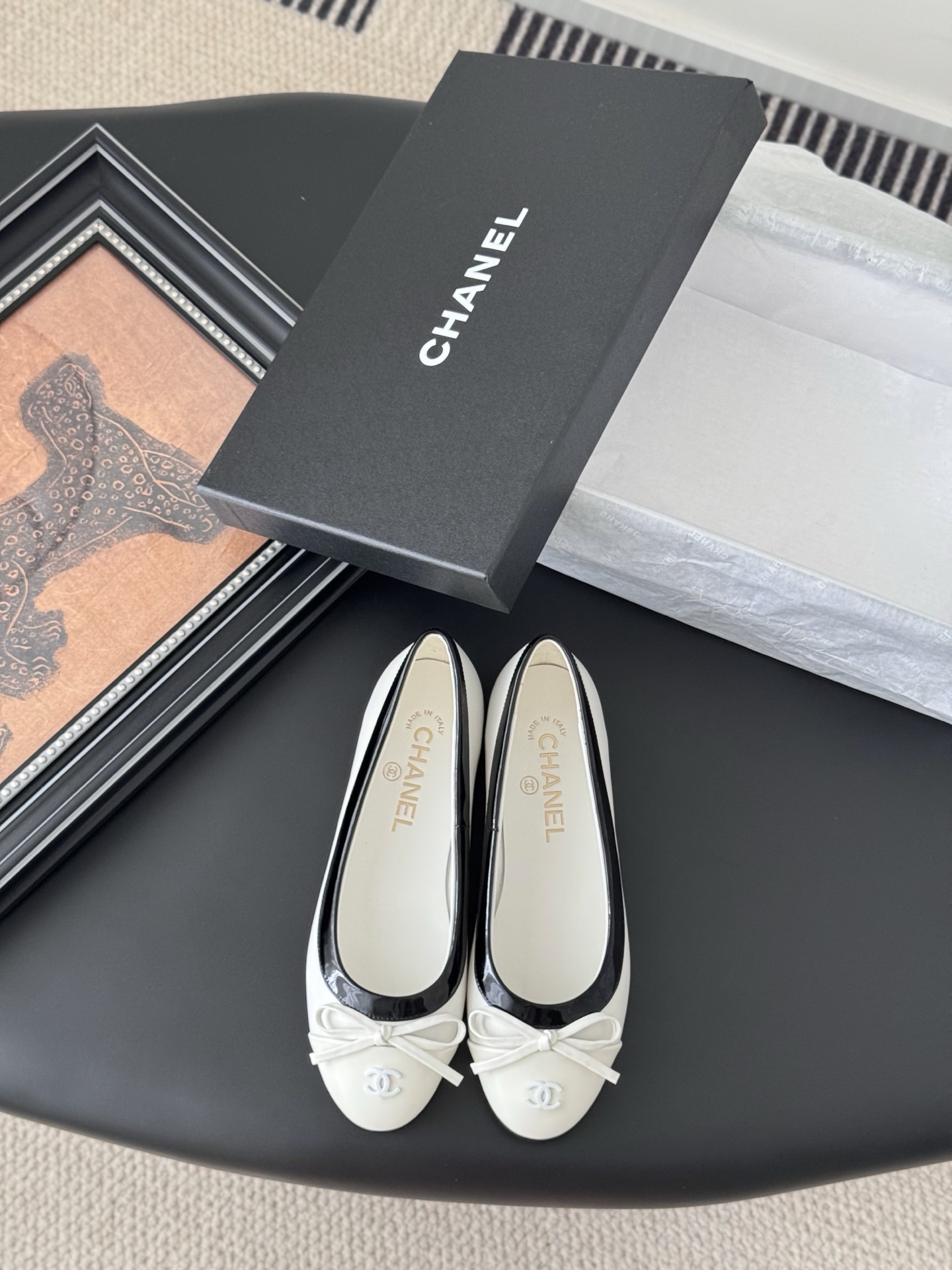 NO:443310,Chanel Vintage mid-range single shoes, simple but not simple style, the upper is particularly thin. Customized upper surface, inner foot pad sheepskin, thickened leather soles. Size: 35-39 Other sizes customized, single shoes, chanel, sheepskin, Leather soles19860909Chanel Vintage中古系列单鞋 简约而不简单的款,上脚特别显脚细. 鞋面定制面,内里垫脚羊皮,加厚真皮大底. Size:35-39 其它码数定做,单鞋,chanel,sheepskin,Leather soles,Women's Shoes