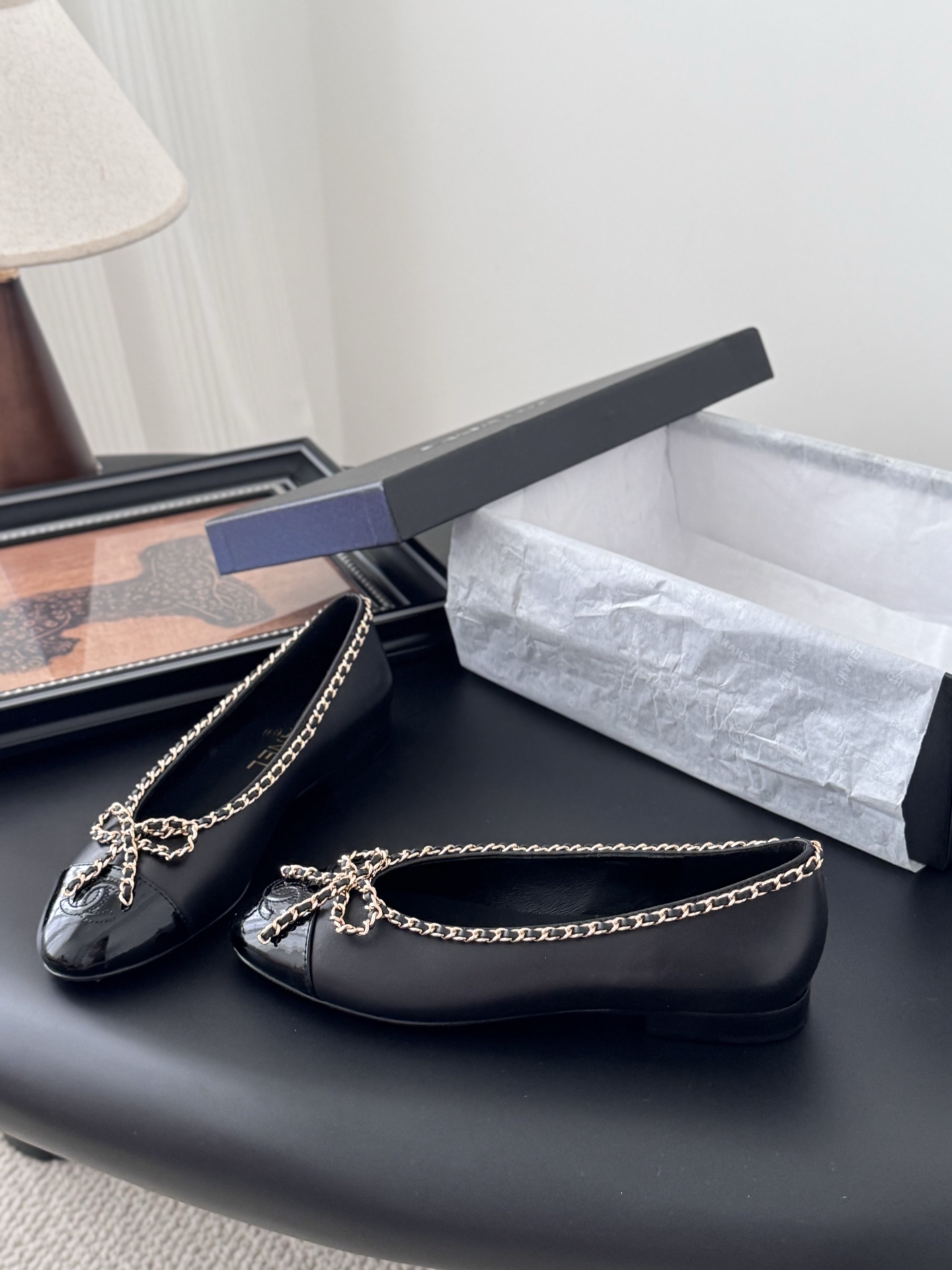 NO:536952,The new Chanel 25K chain double C thick heel shoes, original 1:1 replica of the classics, it is perfect whether it is paired with pants or skirts. The small round head design is very good to modify the foot shape. A must-have for the little fairies!  The upper is made of imported lambskin, the inner top mixed-bred lambskin, imported cowhide, heel height 2.5cm, size 35-39 (customized by 40/41/42/43), casual shoes/sports shoes, chanel, sneakers, skirts, cowhide, sheepskin19860909代*级 Chanel 小香25K新品链条双C粗跟单鞋 原版1:1复刻 经典中的经典 无论搭配裤装还是裙装都是完美 小圆头的设计很好的修饰脚型 小仙女们必备！ 鞋面采用进口小羊皮 内里顶级混种羊皮 意大利进口牛皮大底 跟高2.5cm 码数 35-39（40/41/42/43定制）,休闲鞋/运动鞋,chanel,sneakers,skirts,cowhide,sheepskin,Women's Shoes