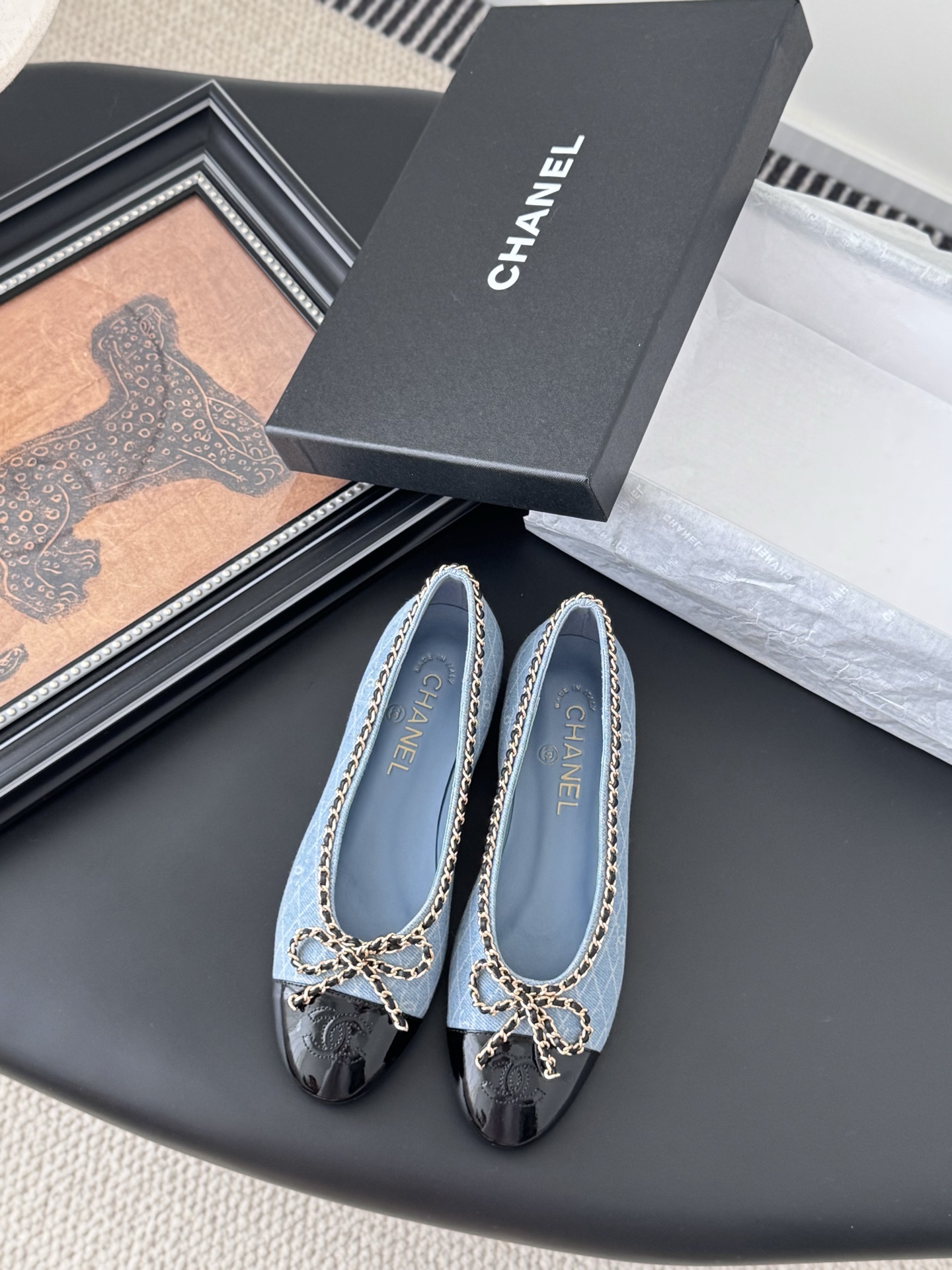 NO:443317,Chanel Xiaoxiang 25K new chain double C thick heel single shoes, original 1:1 replica, classic among classics, whether paired with pants or skirts, the small round head design is very good to modify the foot shape, a must-have for little fairies!  The upper is made of imported lambskin, the inner top mixed-bred lambskin, imported Italian cowhide, heel height 2.5cm/6.5cm, size 35-39 (customized by 40/41), single shoes, chanel, skirts, cowhide, sheepskin19860909Chanel 小香25K新品链条双C粗跟单鞋 原版1:1复刻 经典中的经典 无论搭配裤装还是裙装都是完美 小圆头的设计很好的修饰脚型 小仙女们必备！ 鞋面采用进口小羊皮 内里顶级混种羊皮 意大利进口牛皮大底 跟高2.5cm/6.5cm 码数 35-39（40/41定制）,单鞋,chanel,skirts,cowhide,sheepskin,Women's Shoes