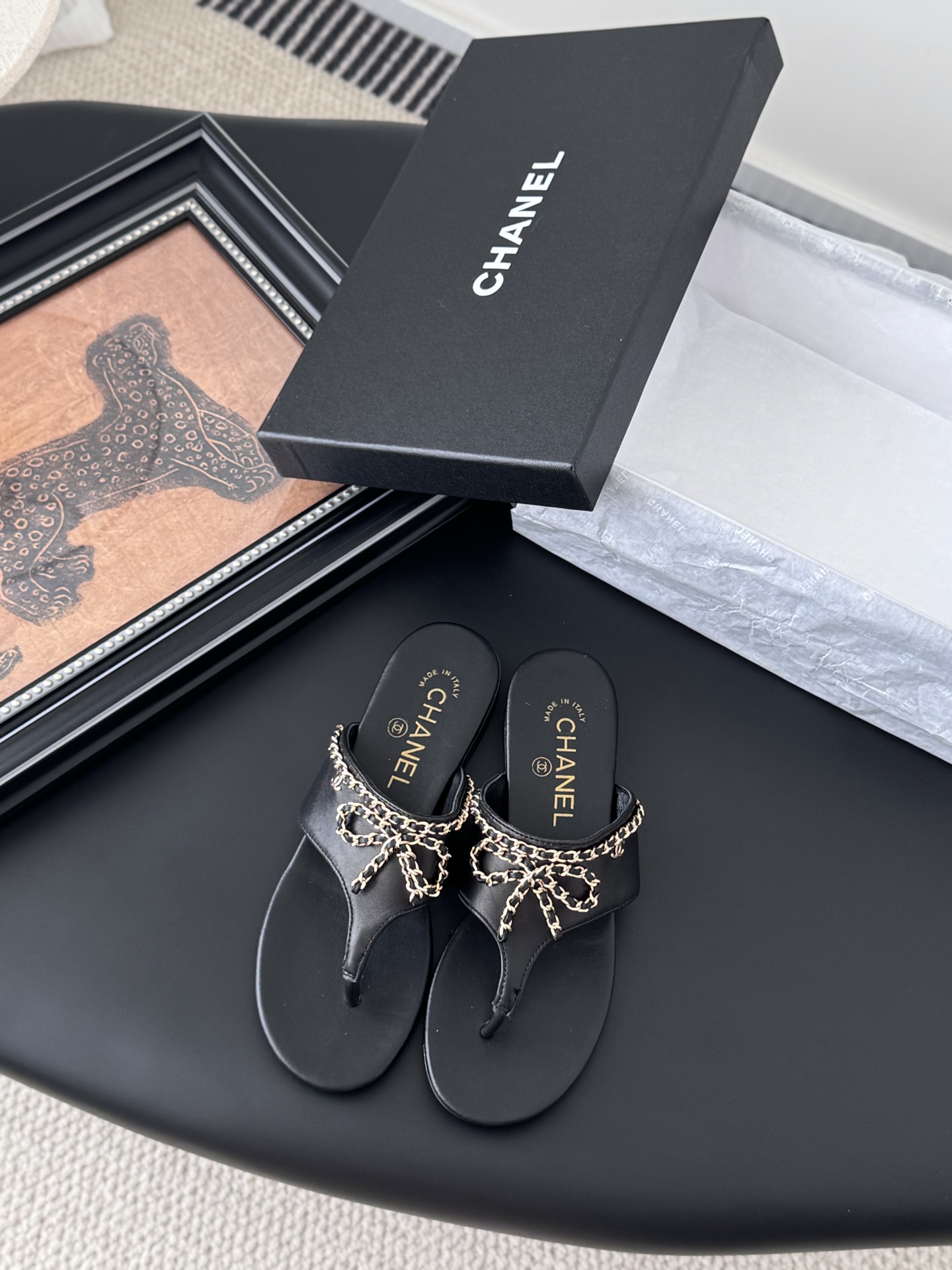 NO:443303,Chanel 25C spring and summer new full series chain slippers, full series first release, I have it in the counter!  High-quality upper cowhide/original fabric inner sheepskin original outsole Size:35-39 Other sizes, slippers, chanel, slippers, cowhide, sheepskin19860909Chanel 25C春夏新款全系列链条拖鞋 全系列首发 专柜有的我都有！ 高版本高品质 鞋面牛皮/原版面料 内里羊皮 原版大底 Size:35-39 其他码数定,拖鞋,chanel,slippers,cowhide,sheepskin,Women's Shoes