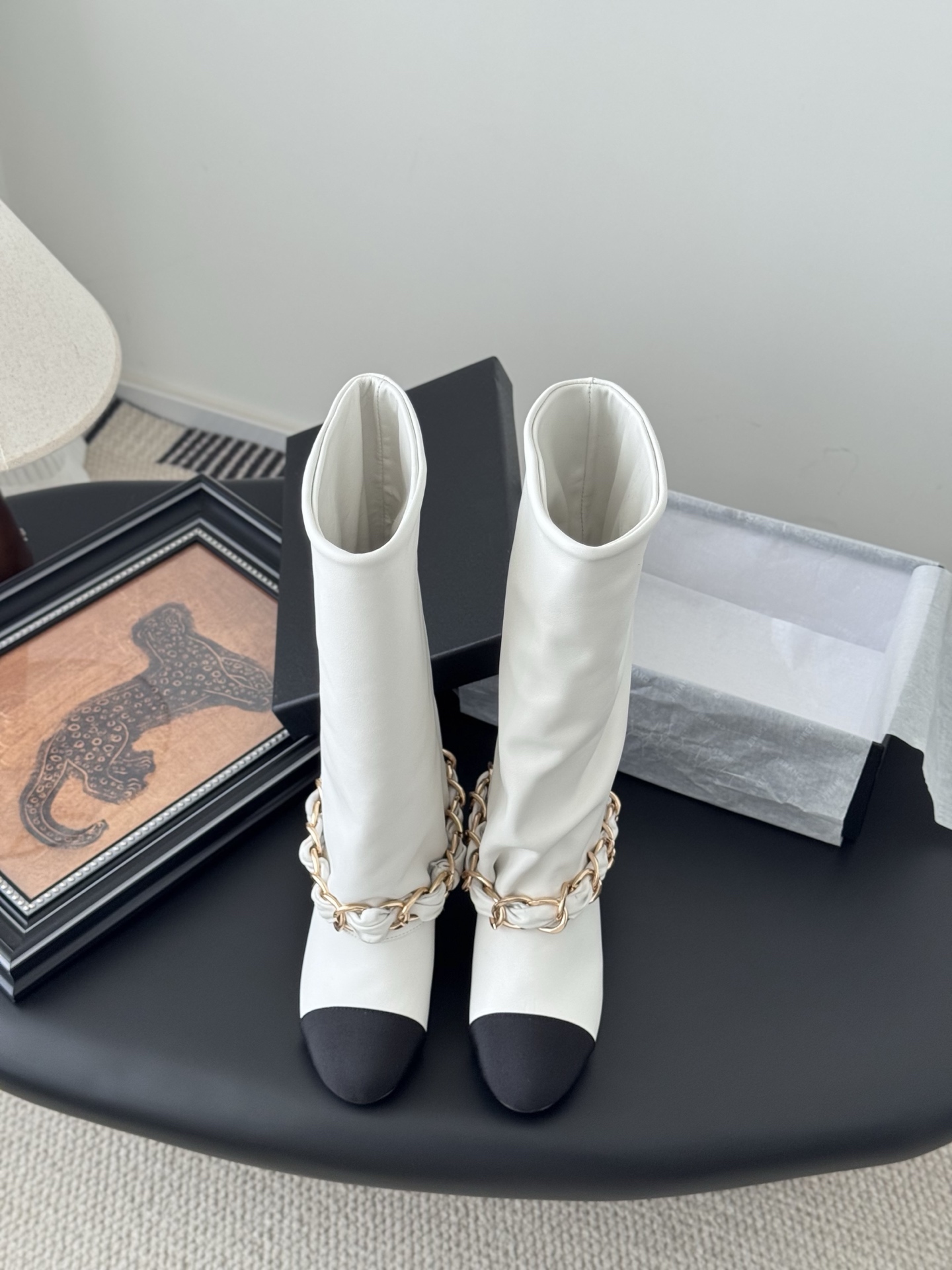 NO:443296,Chanel 25K new chain knight boots, eternal classic, evergreen series of items in the shoe cabinet. Generally, you can use more boots of this type~ It has a celebrity temperament and a little inadvertent retro, a small round toe splicing design, the curve is very well controlled, not a dull and sharp shoe shape, it must be soft and harmonious, durable and elegant, custom-made original lambskin on the upper, very soft and comfortable, not tight, imported lambskin inside, super delicate foot comfort 100% Italian leather sole, high safety performance, heel height 7cm thick heel design, visual elongation ratio~ Size35-39 (40/41 custom-made, no return or replacement), boots, chanel, boots, sheepskin, Leather soles19860909Chanel 25K新款链条骑士靴 永恒的经典 鞋柜里常青的系列单品 一般碰到这个类型的靴子可以多入哦～ 具有名媛气质 又带着一丝不经意的小复古 小小圆头拼接设计 弧度把控的非常到位 不是呆板尖锐的鞋型 它要柔和谐 耐看有品 鞋面定制原版小羊皮 非常柔软舒适不紧绷 内里进口羊皮 超细腻脚感舒适度百分百 意大利真皮大底 安全性能高 跟高7cm 粗跟设计 视觉拉长比例哦～ Size35-39（40/41定制不退不换）,靴子,chanel,boots,sheepskin,Leather soles,Women's Shoes