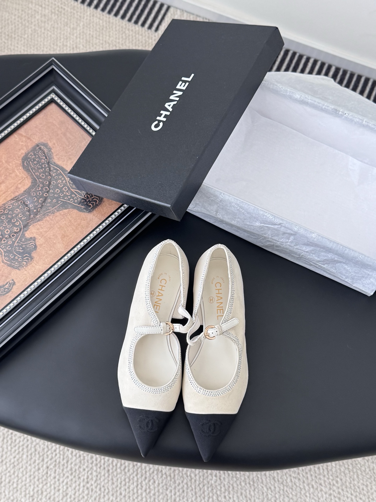 NO:443287,Chanel 25C new pointed-toe single shoes, beautiful Mary Jane series is hard not to love, suede upper, inner sheepskin, genuine leather outsole, original mold opening hardware Size: 35-39 Other sizes customized, single shoes, chanel, mary jane, sheepskin, chamois leather, Leather soles19860909Chanel 25C新款尖头单鞋 绝美玛丽珍系列很难不爱 鞋面麂皮 内里羊皮 真皮大底 原版开模五金 Size:35-39 其他码数定做,单鞋,chanel,mary jane,sheepskin,chamois leather,Leather soles,Women's Shoes